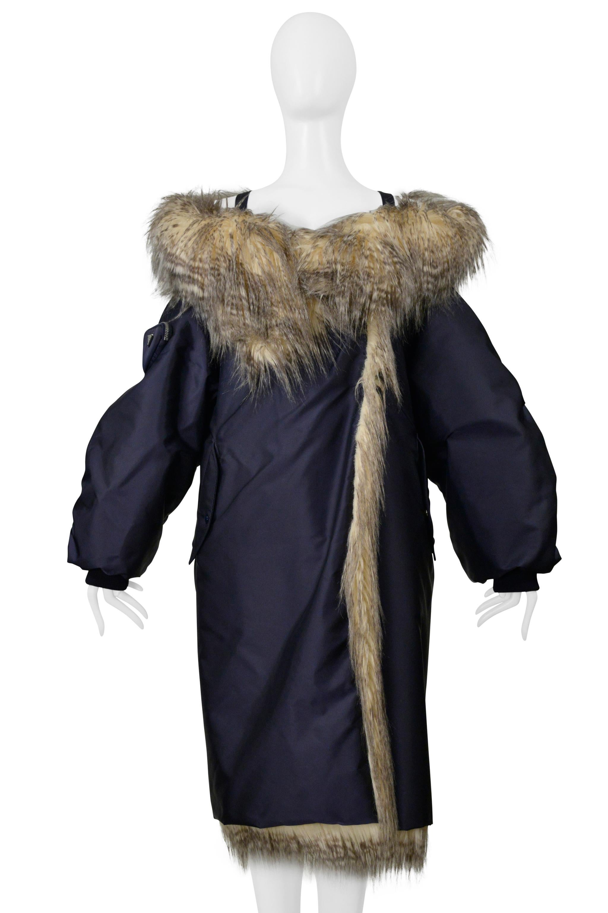 Prada By Raf Simons Manteau bombardier bleu avec fausse fourrure et capuche 2021 en vente 1