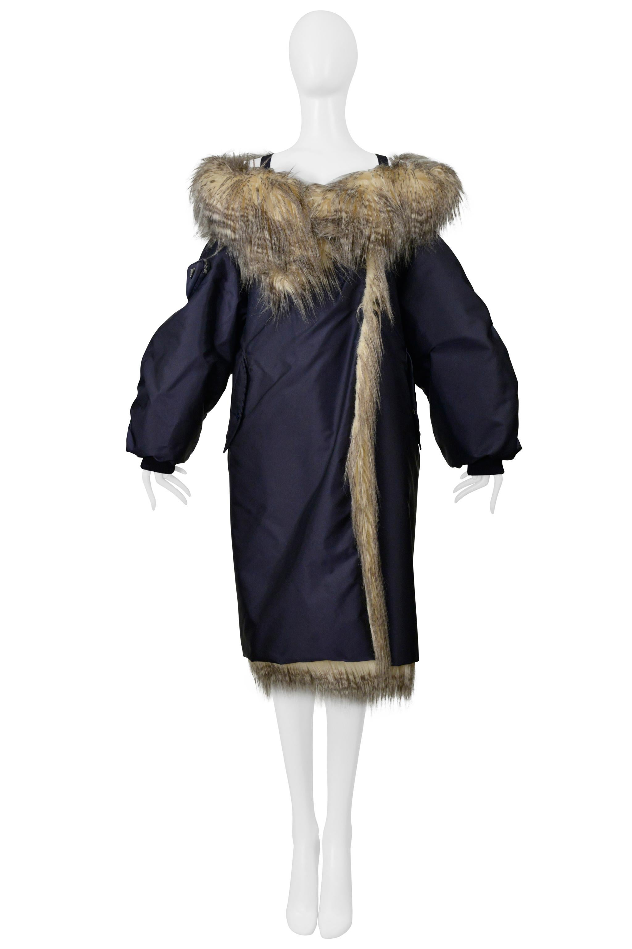 Prada By Raf Simons Manteau bombardier bleu avec fausse fourrure et capuche 2021 en vente 2