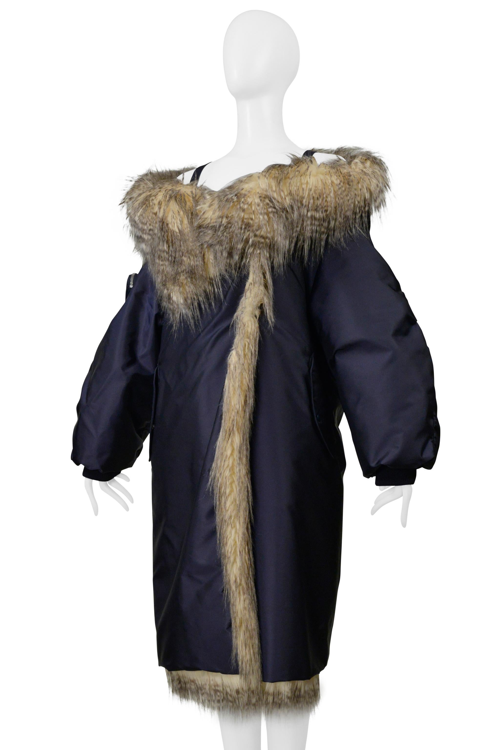 Prada By Raf Simons Manteau bombardier bleu avec fausse fourrure et capuche 2021 en vente 3