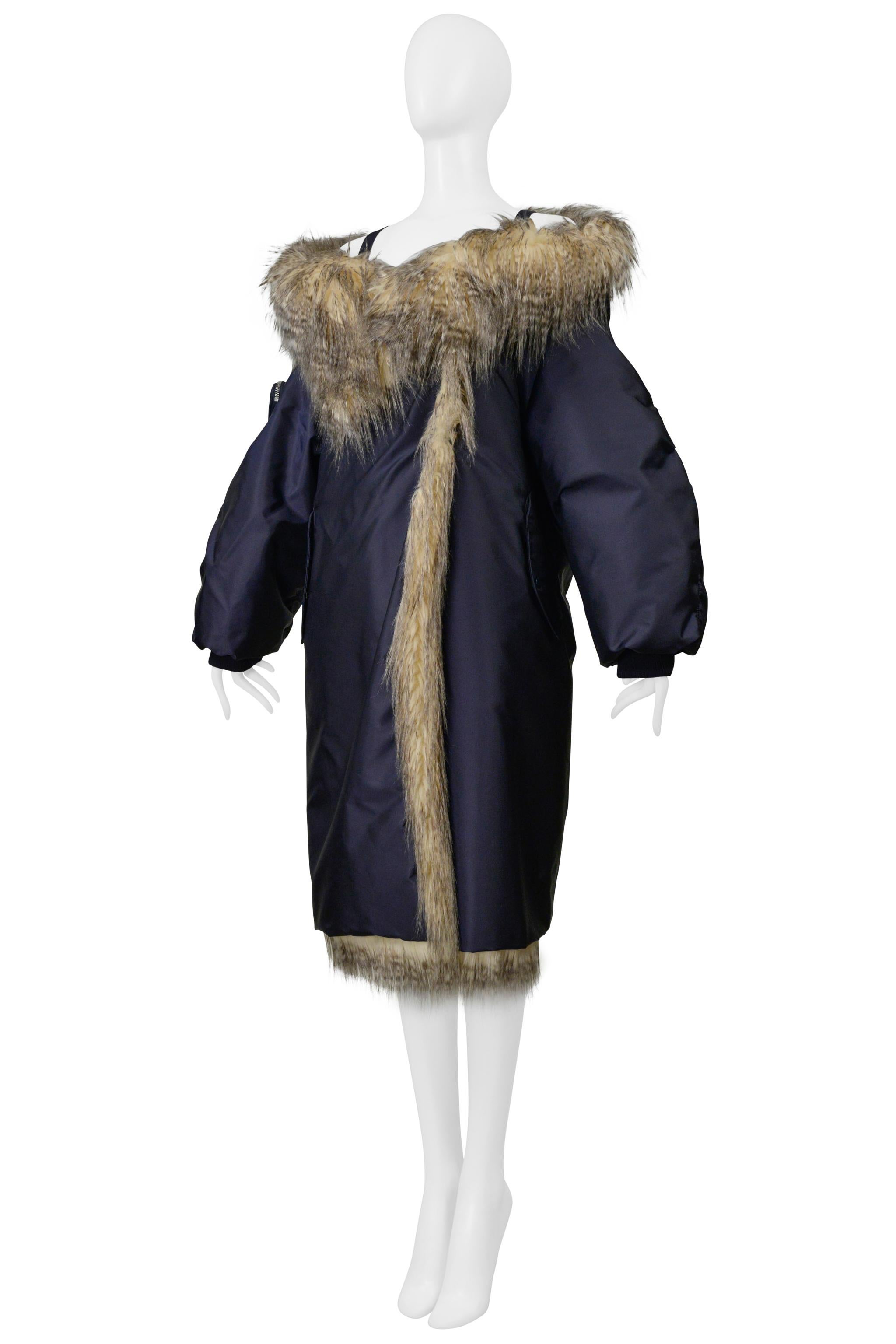 Prada By Raf Simons Manteau bombardier bleu avec fausse fourrure et capuche 2021 en vente 4