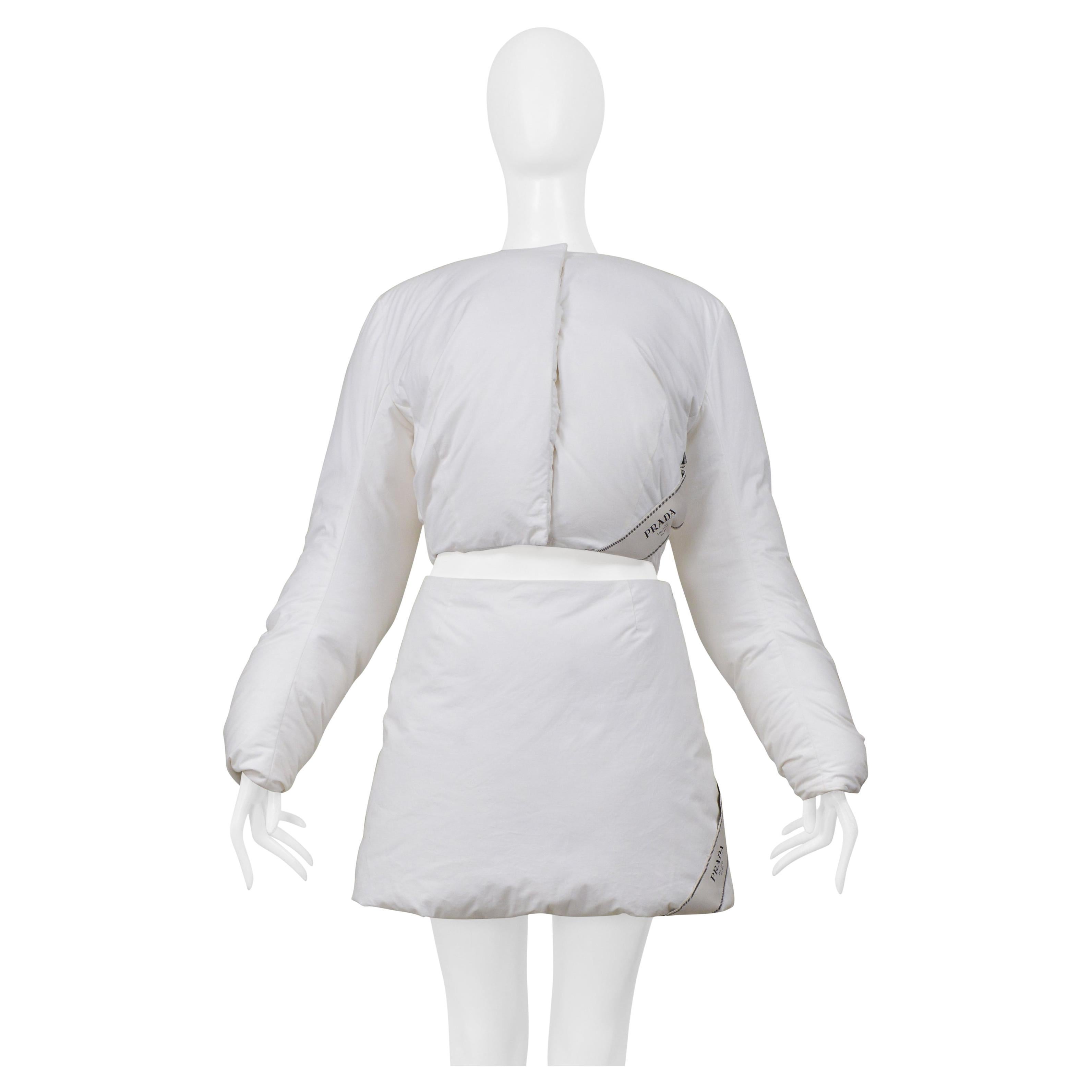 Prada By Raf Simons Weiße gepolsterte Jacke und Minirock aus Baumwolle 2023 im Angebot