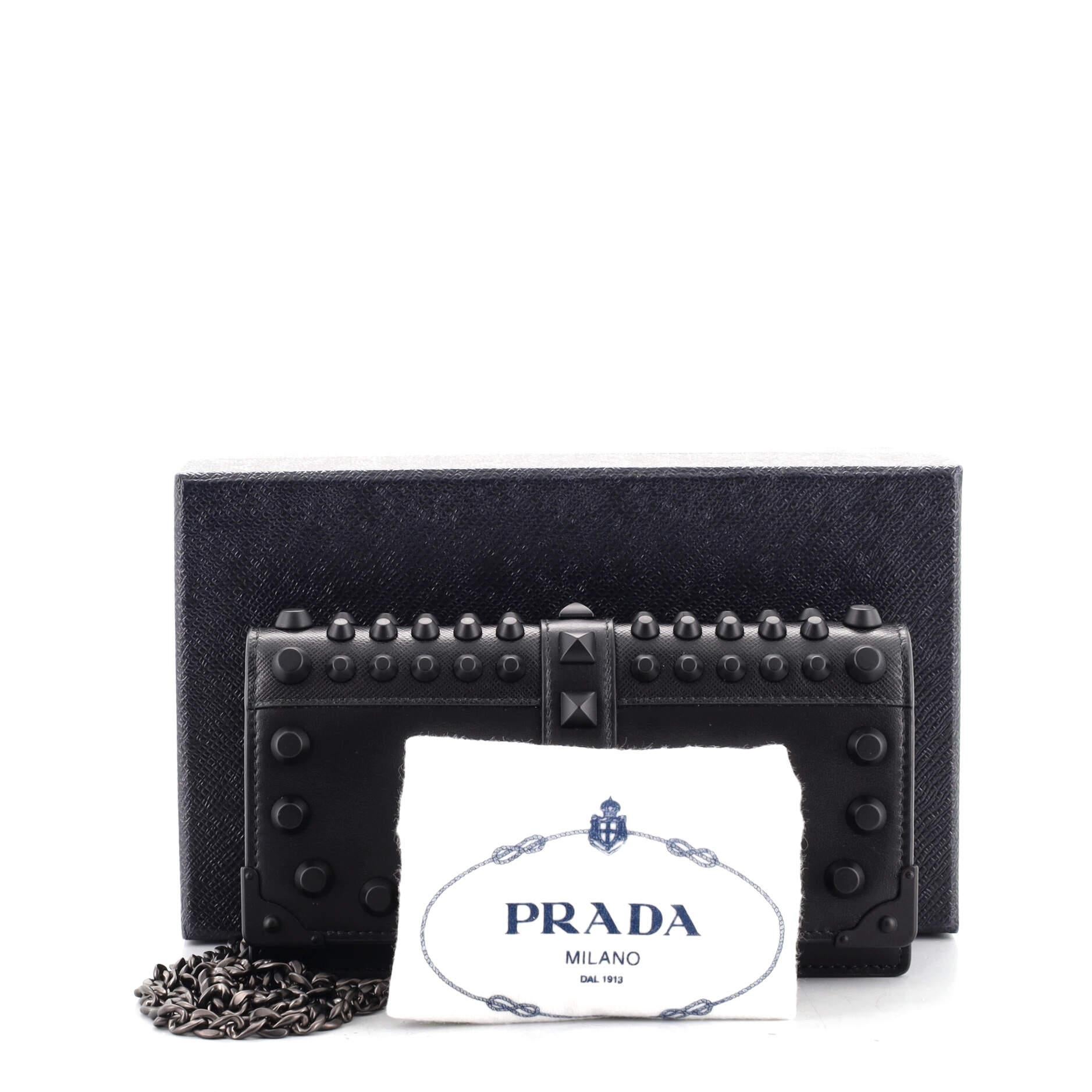 Condition: Excellent. Slight creasing, scuffs and indentations on exterior and underneath flap, scratches on hardware.
Accessories: Box, Dust Bag, With Strap
Measurements: Height 4