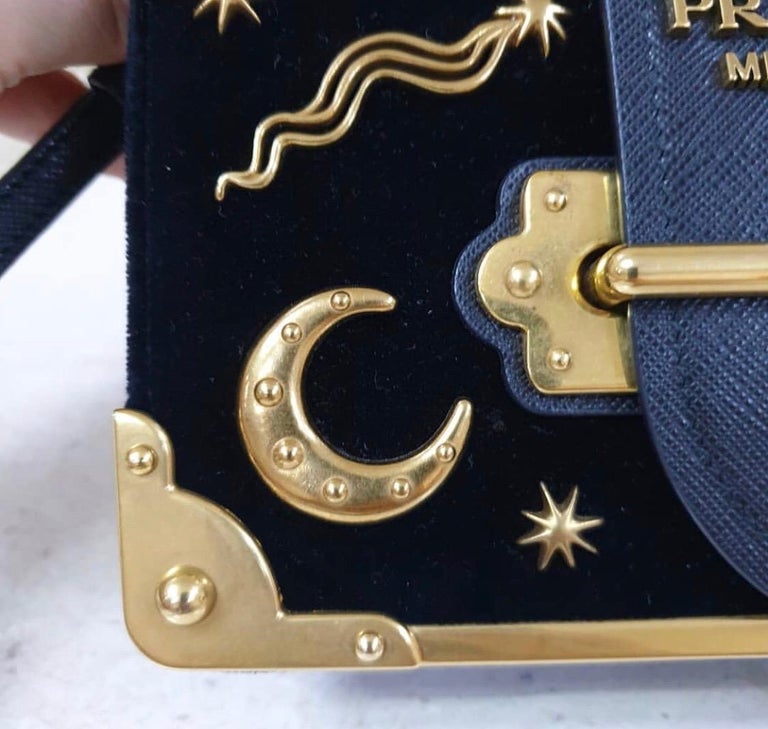 Prada Cahier Mond Sterne Celestial Astrologie Cross Body Bag aus schwarzem  und goldenem Samt im Angebot bei 1stDibs