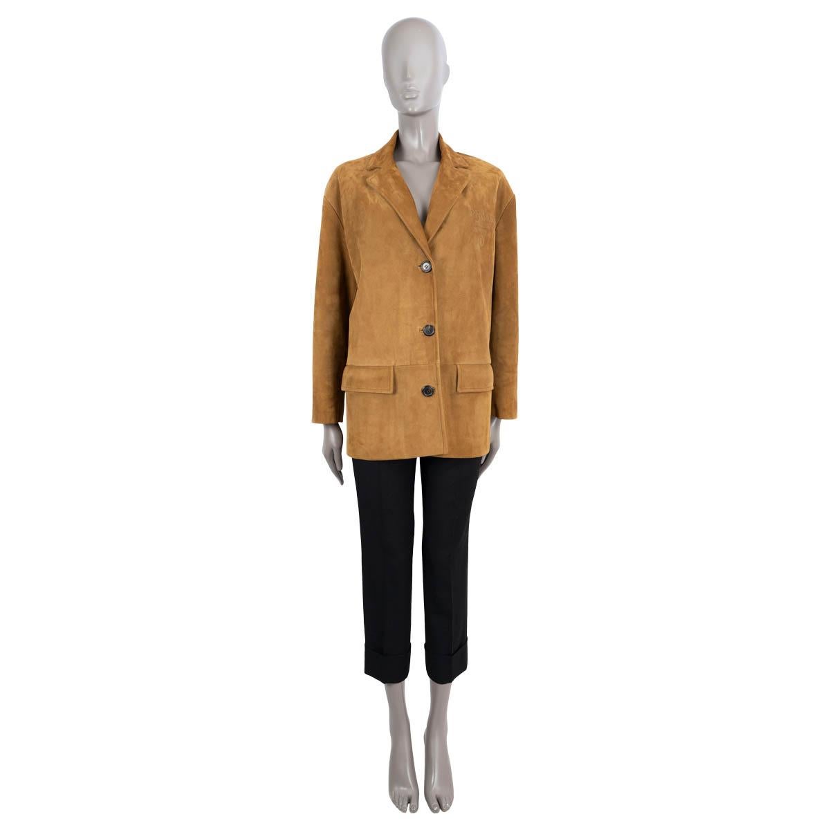 100% authentic Prada single-breasted suede jacket in Rovere brown (oak). Features oversized silhouette, Logo embossing at the chest, notch lapels and two flap pockets on the front. Closes with three buttons and is lined in viscose (100%). Has been