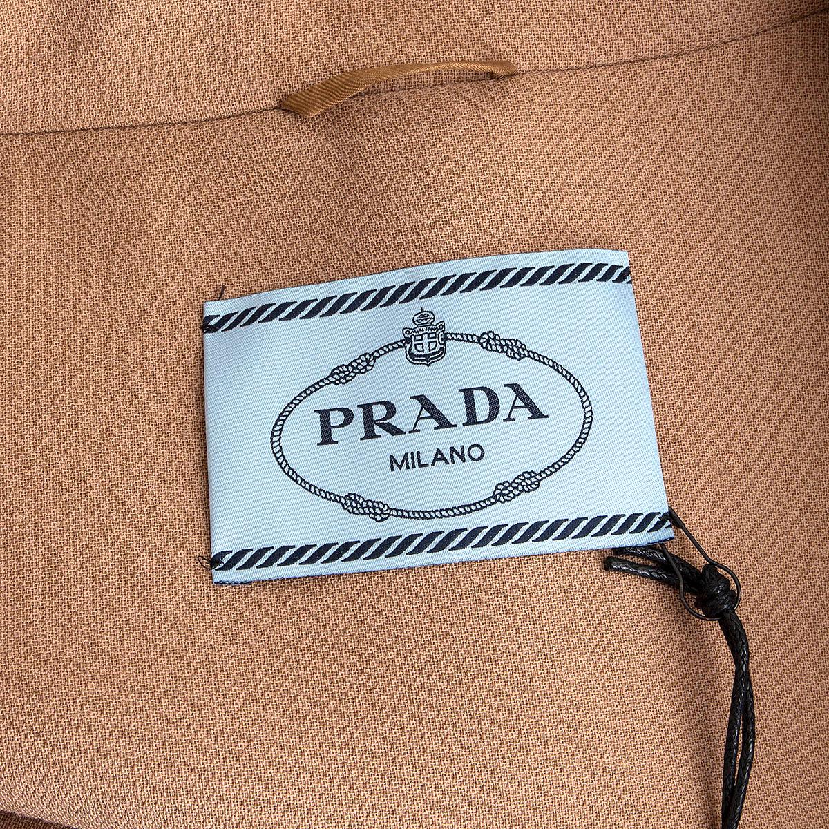 Veste manteau Prada en laine marron camel, 44 L en vente 2