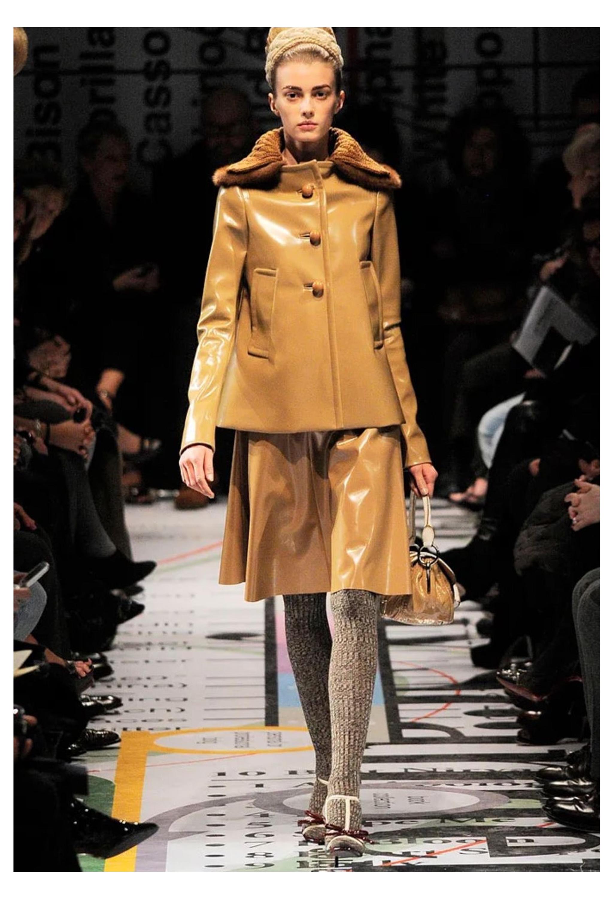 Resurrection Vintage è lieta di offrire una giacca vintage di Prada in camoscio e pelliccia di shearling con maniche lunghe e polsini in shearling, colletto in maglia con pannello in visone bianco, tasche laterali a fessura con impunture e grandi