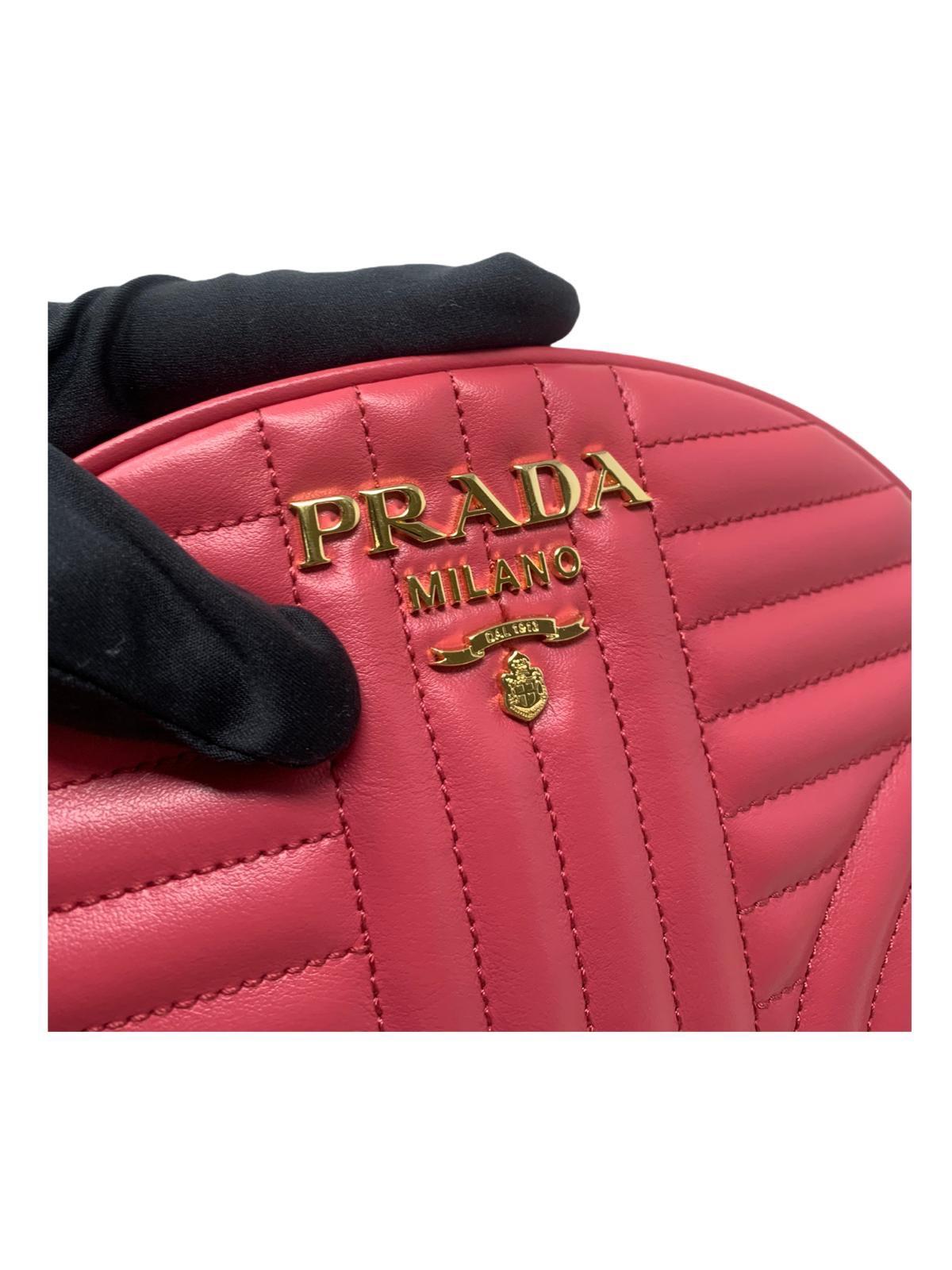 Signed by the metal lettering logo, the Prada Diagramme leather bag stands out for its matelassé finish.

With topstitching
Adjustable chain shoulder strap in pink leather with shoulder pad
Gold-colored metal finishes
Gold metal lettering logo on