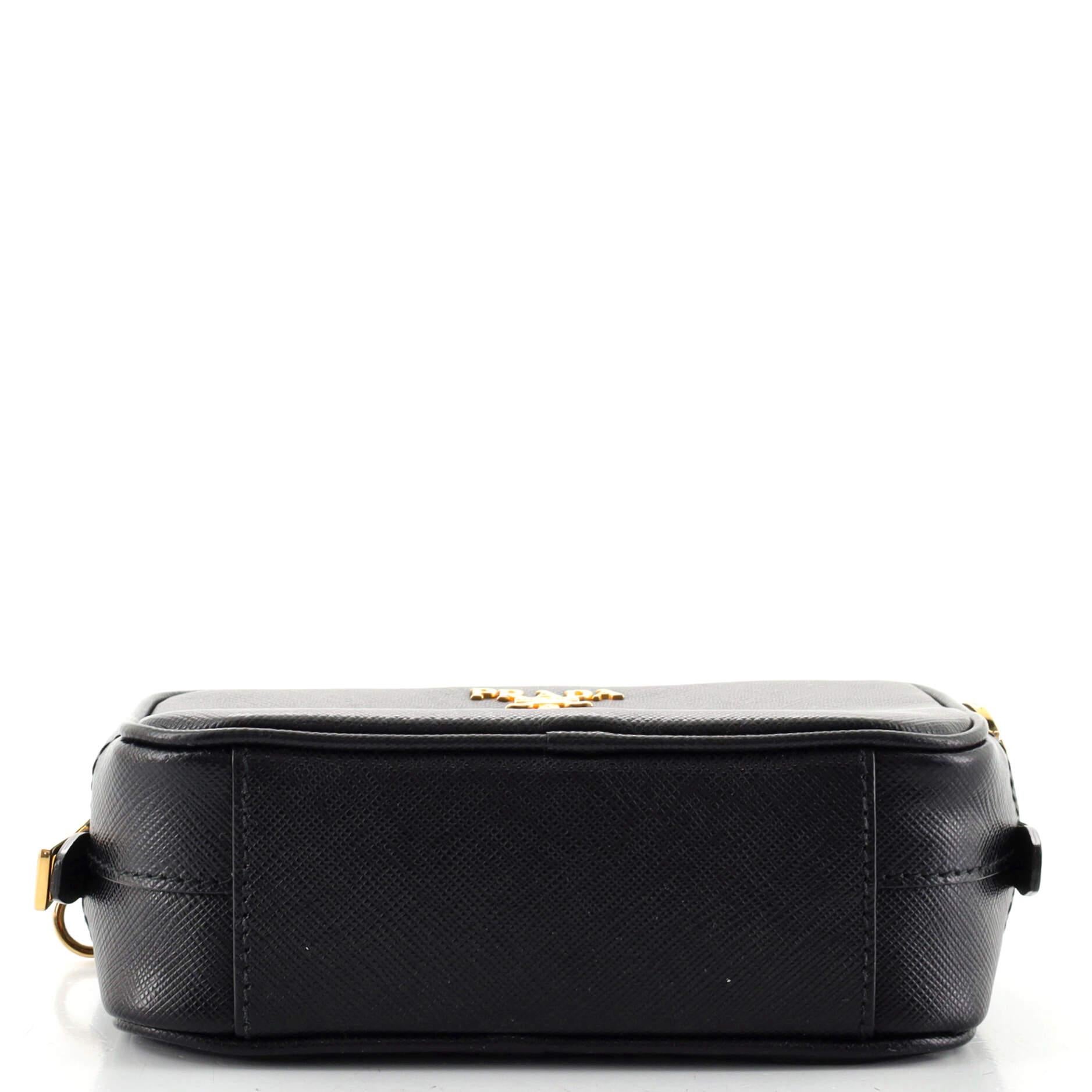 Prada Kamera Umhängetasche aus Saffiano-Leder Mini im Zustand „Gut“ in NY, NY
