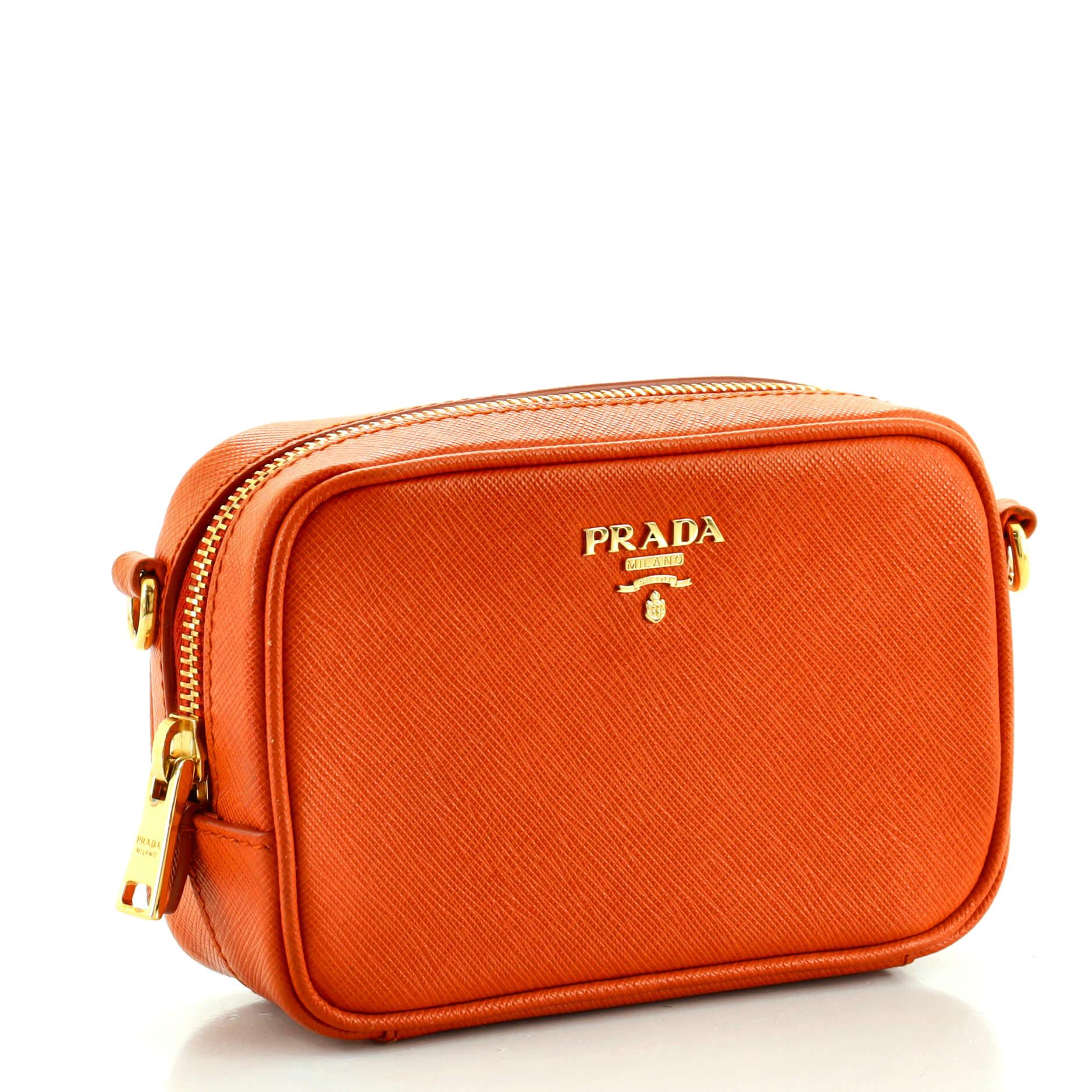 Prada Kamera-Umhängetasche aus Saffiano-Leder von Prada (Rot)
