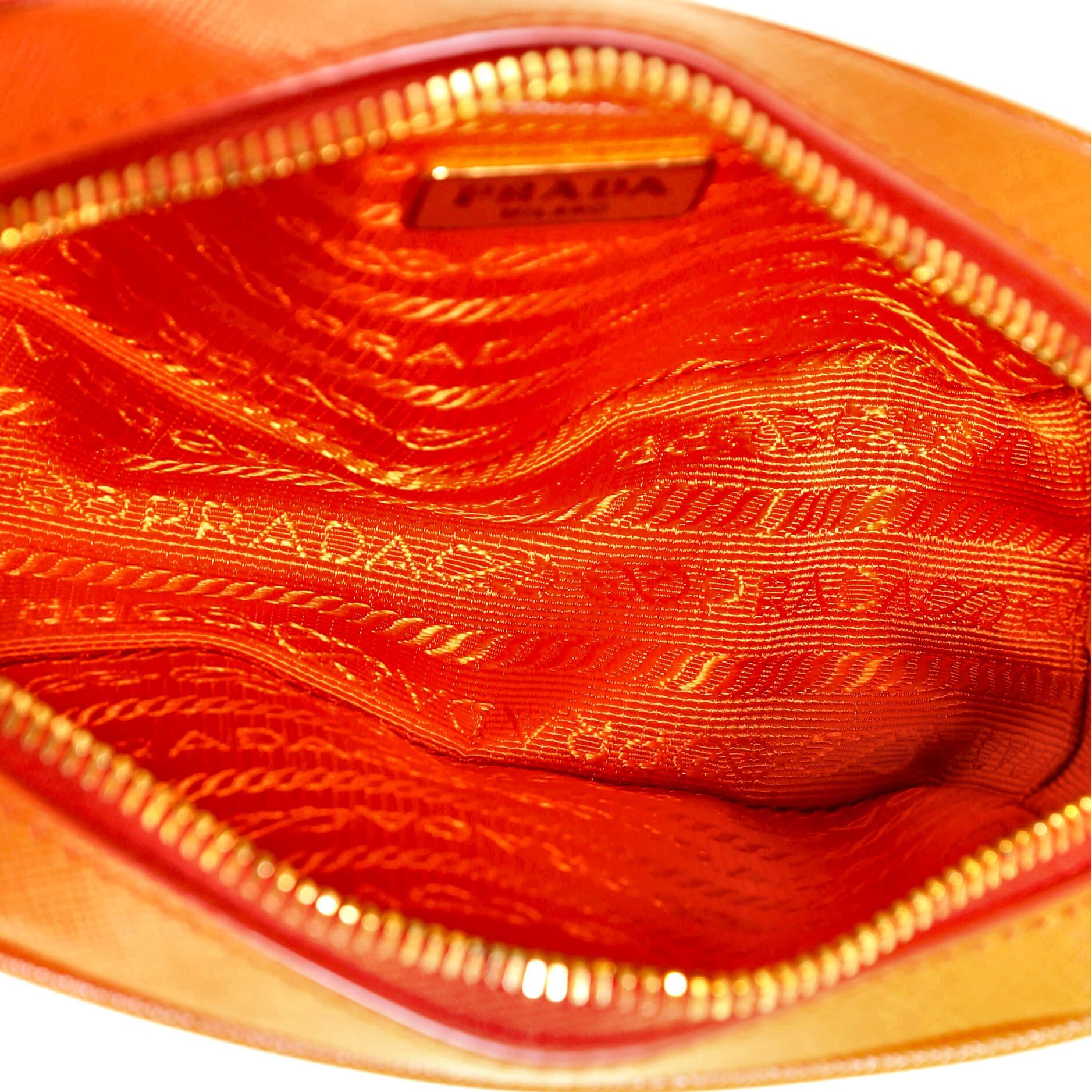 Prada Kamera-Umhängetasche aus Saffiano-Leder von Prada 1