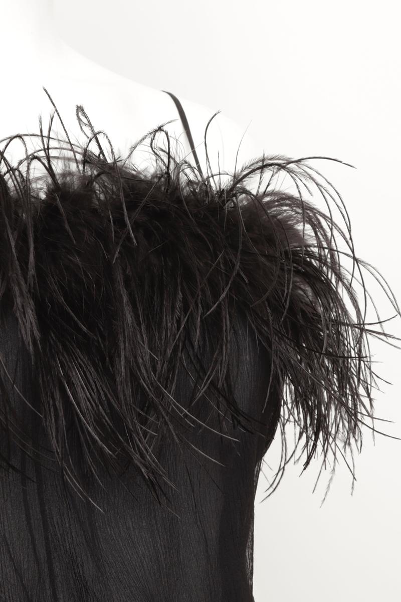 Gilet camisole en soie noire avec bordures en plumes - Taille 40 IT en vente 1