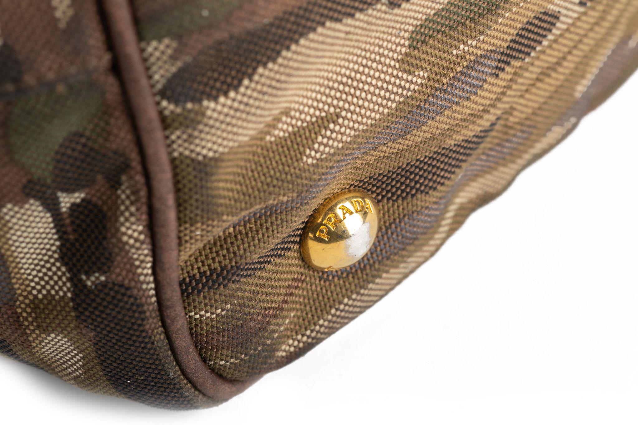 Sac cabas Prada 2 Way camouflage en vente 6