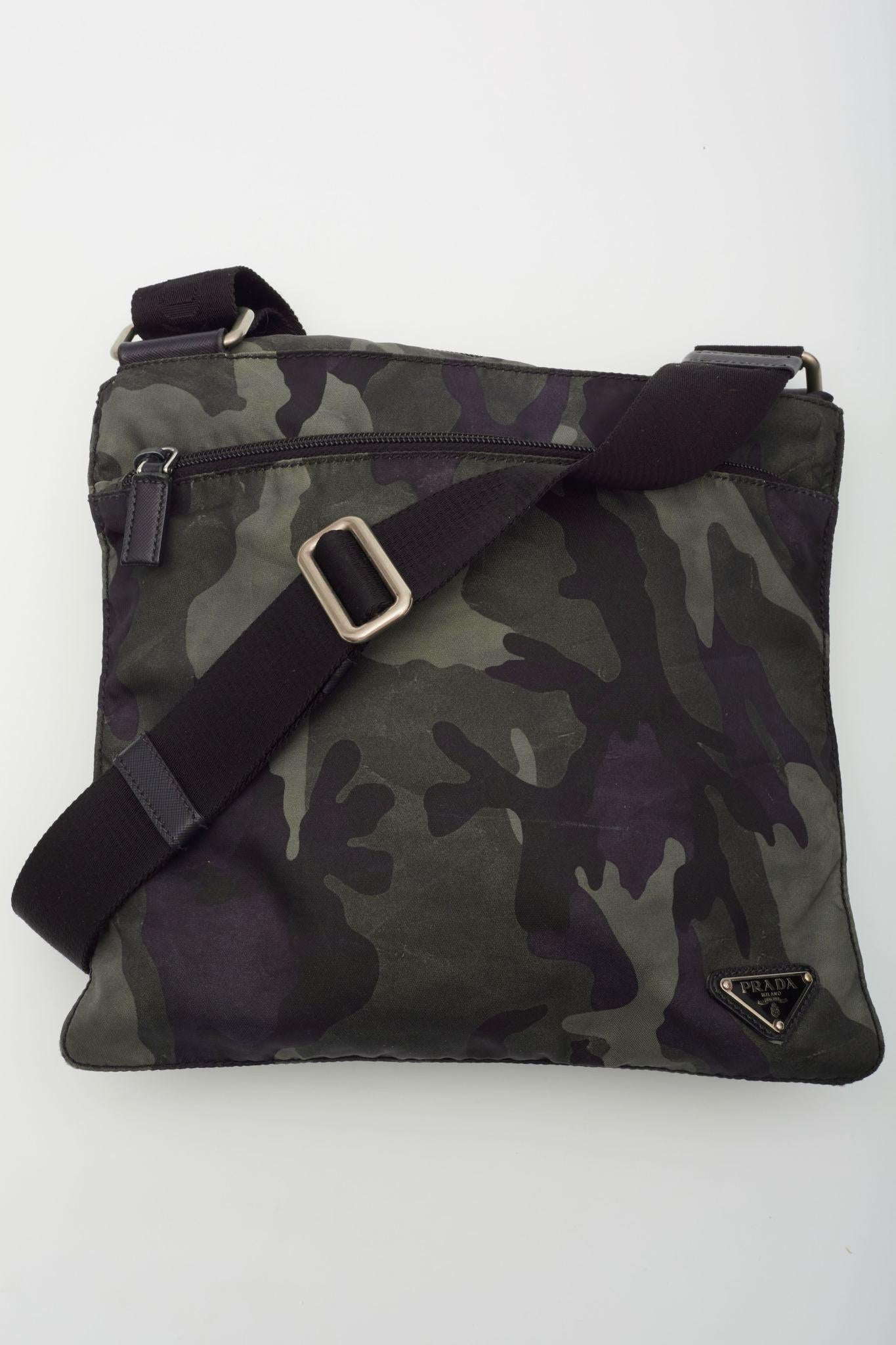 Prada Camouflage Nylon Khaki Messenger Bag In Good Condition For Sale In Montreal, Quebec