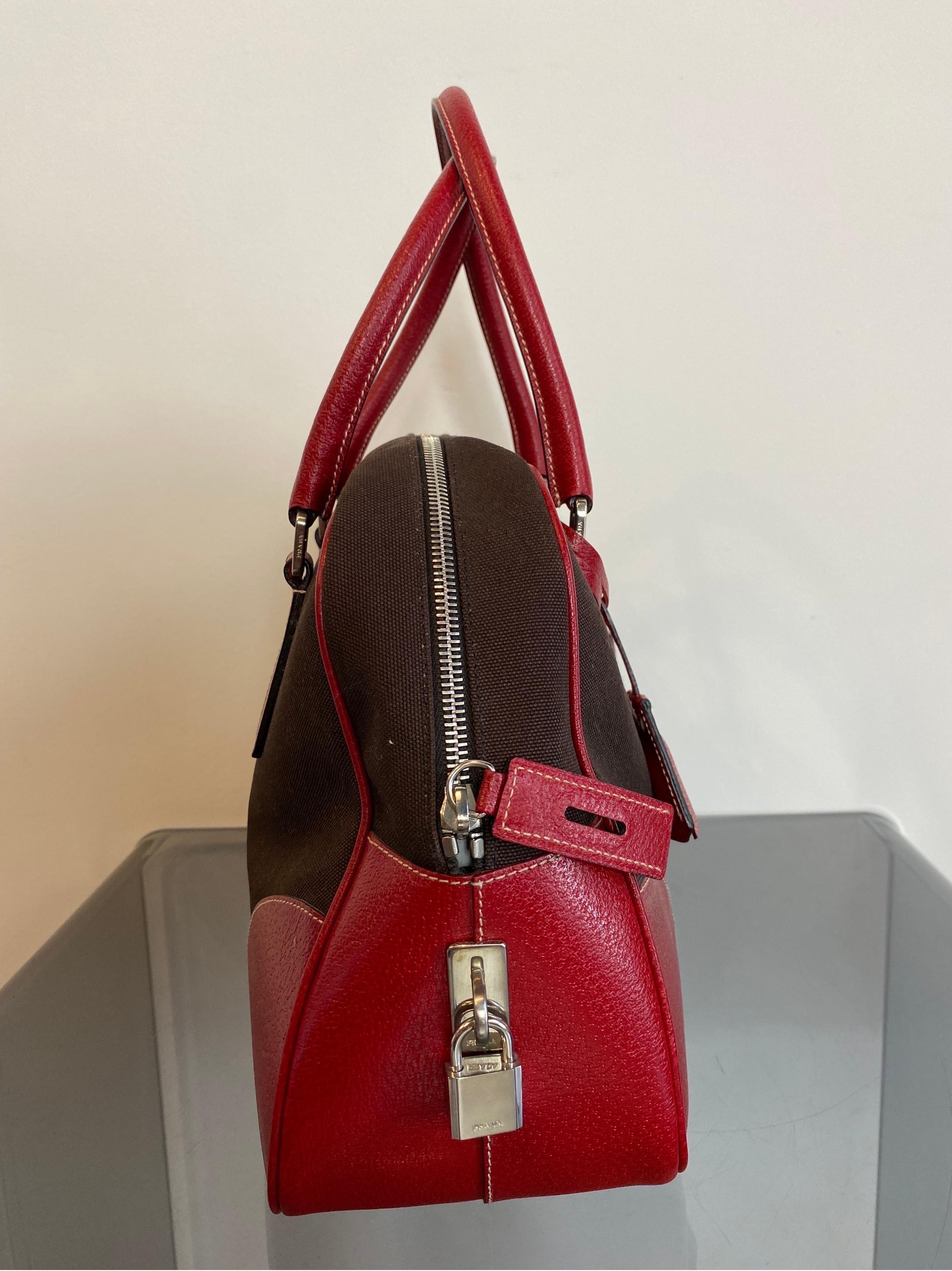 Prada canapa handbag In Excellent Condition For Sale In Carnate, IT