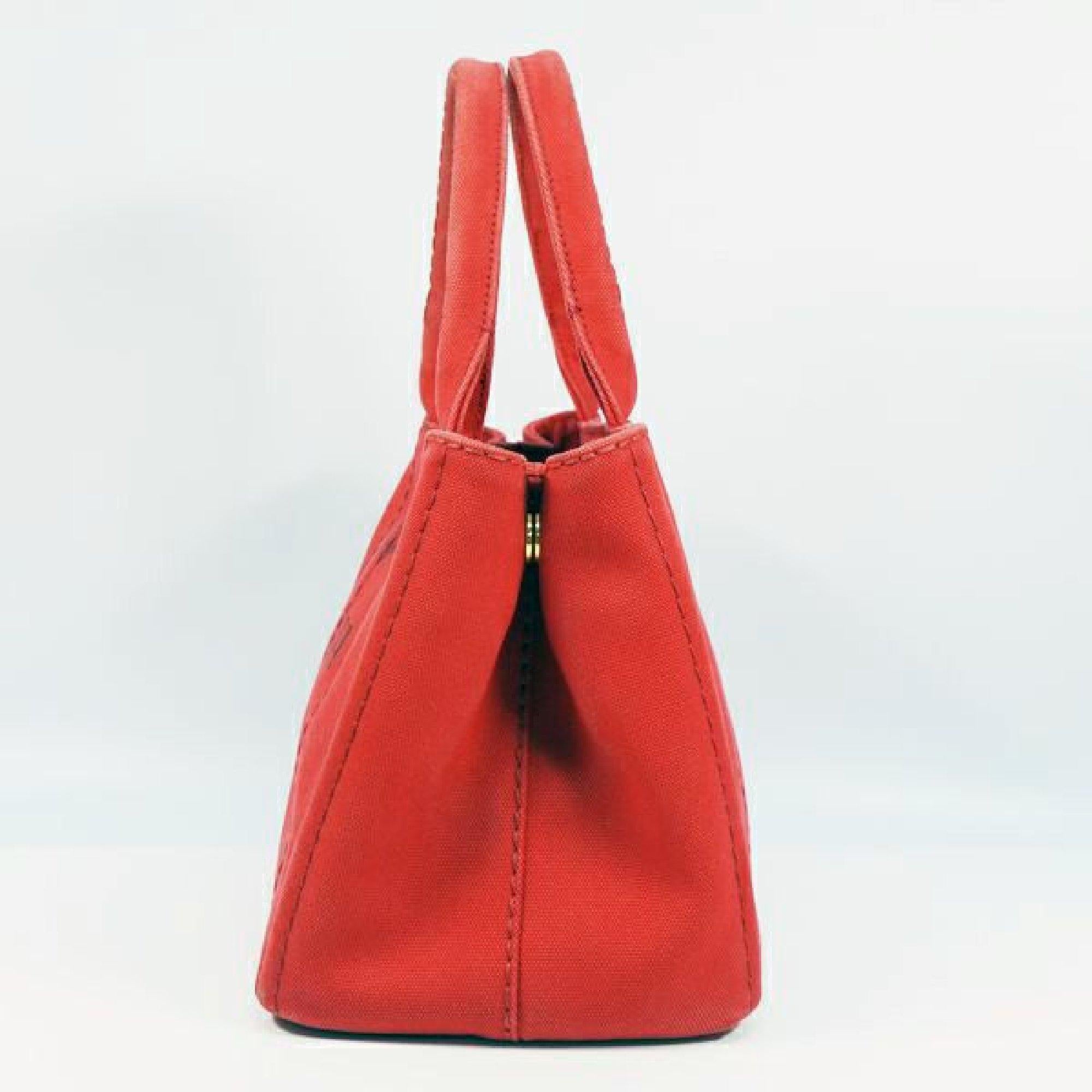 An authentic PRADA Canapa2WAY Womens tote bag ROSSO/ red. The color is ROSSO/ red. The outside material is Canvas. The pattern is Canapa2WAY. This item is Contemporary. The year of manufacture would be 1986.
Rank
AB signs of wear (Small)
Used