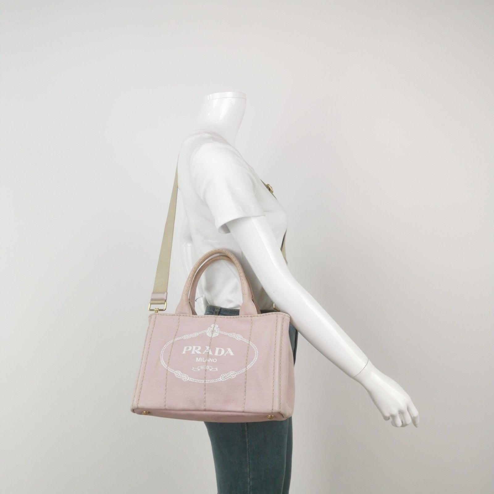 Prada Canape Canvas Tote Small Pink Top Handle Bag with Strap Queste sono foto professionali della borsa offerta da Luxbags. Borsa in tessuto di canapa con logo Prada serigrafato e classico triangolo smaltato sui lati. All'interno, tre tasche e una