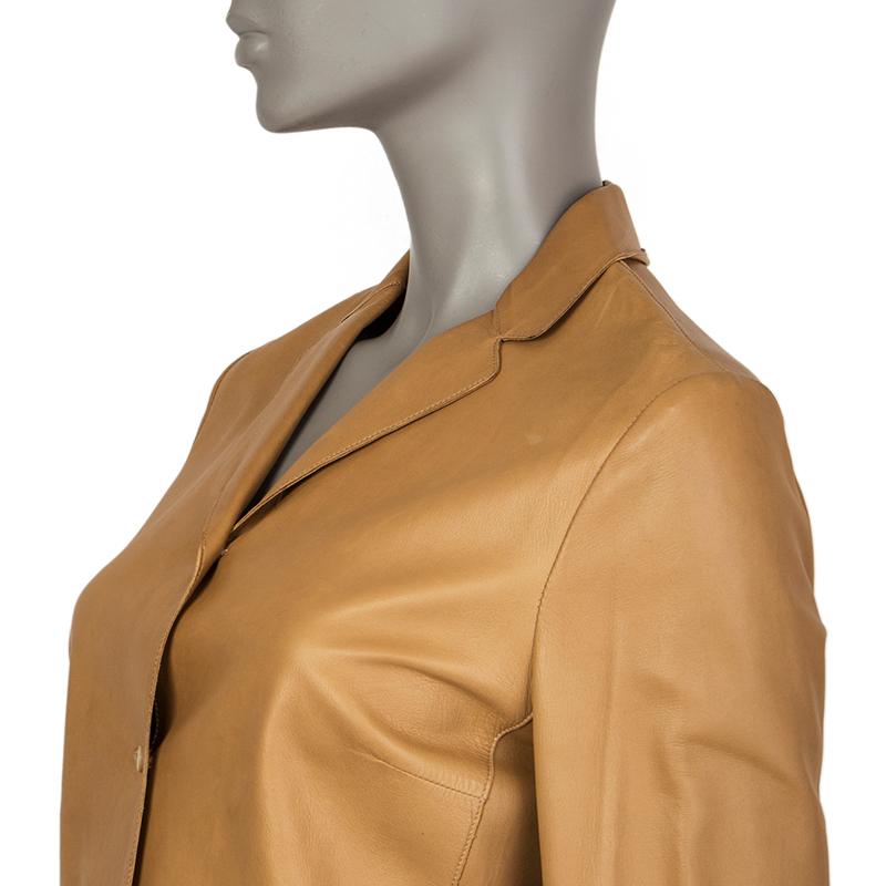 100% authentic Prada light notch-collar short blazer in caramel leather. With buttoned cuffs. Closes with small beige buttons on the front. Unlined. Has been worn and is in excellent condition. 

Measurements
Tag Size	42
Size	M
Shoulder Width	40cm