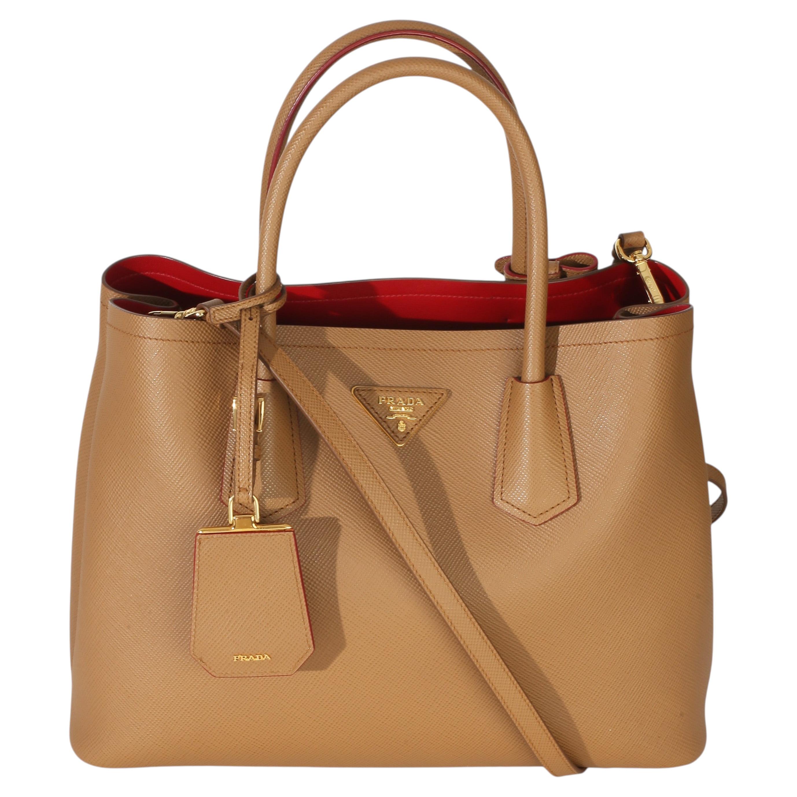 Bolso tote mediano de piel Saffiano en color rojo caramelo de Prada
