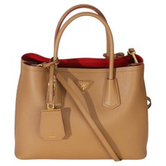 Bolso tote mediano de piel Saffiano en color rojo caramelo de Prada