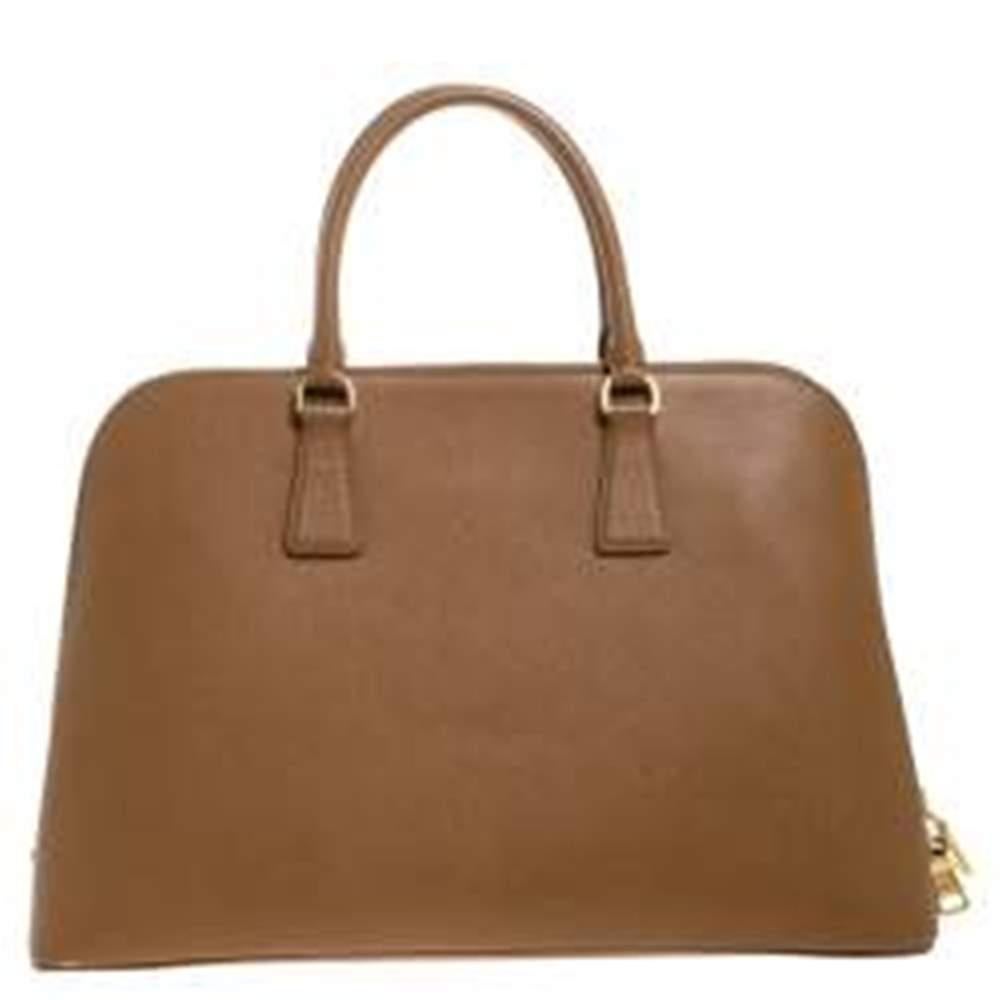 This stunning Promenade tote is high on appeal and style. Dazzling in a classy caramel shade, the bag is crafted from Saffiano Lux leather and features two rolled handles. The zip closure leads way to a nylon interior with enough space for your