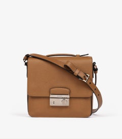 Prada Bolso Sound Crossbody Pequeño de Piel Saffiano Lux Caramelo