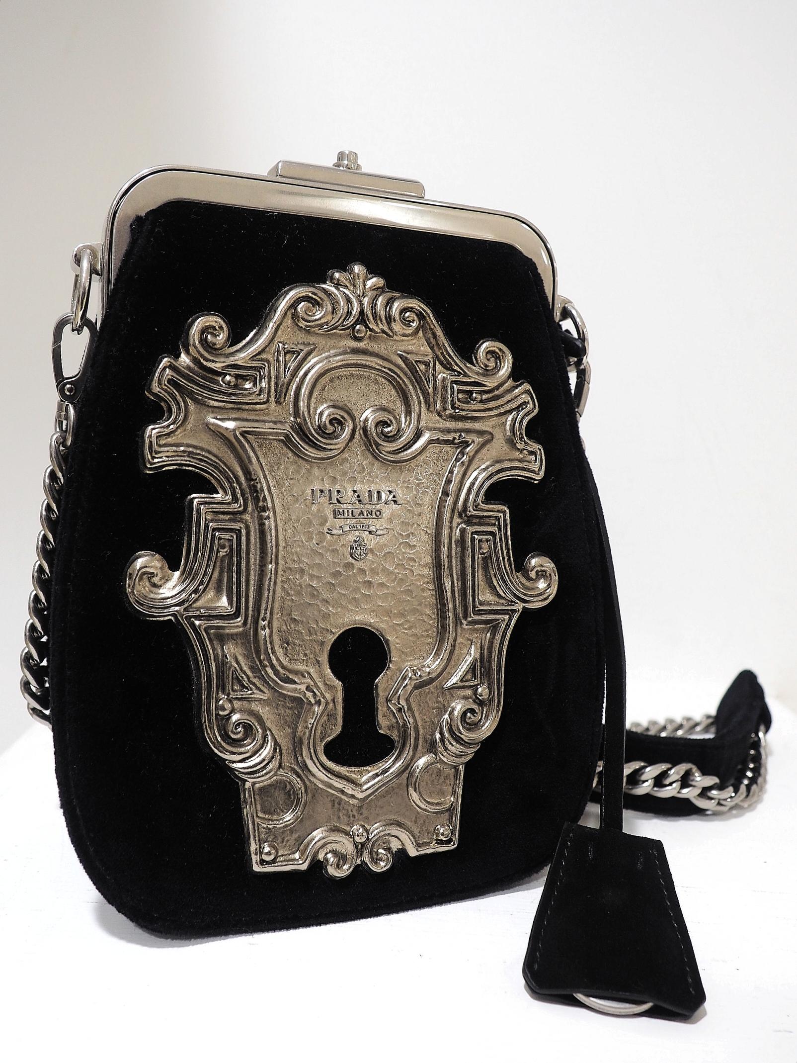 Straight from the catwalk. Prada velvet and velvet lock purse. With dustbag and tags Retail price 2.6k
Alt. 20cm larg. 15cm prof. 7cm