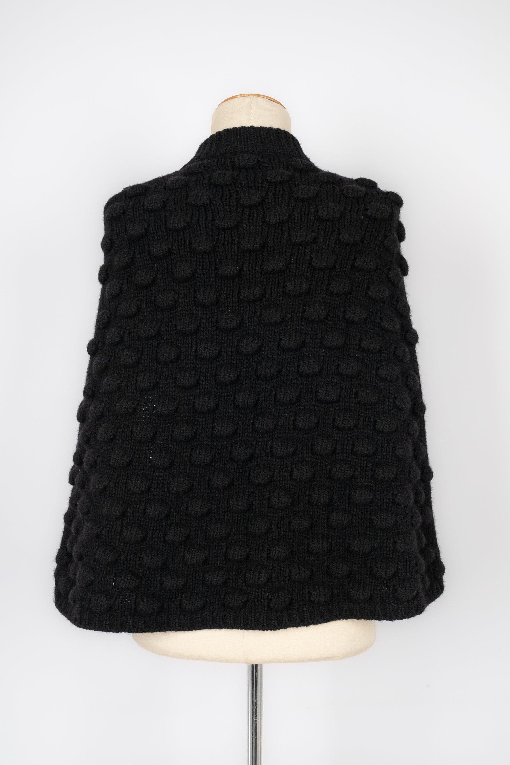 Prada Cashmere and Wool Black Cape In Excellent Condition In SAINT-OUEN-SUR-SEINE, FR