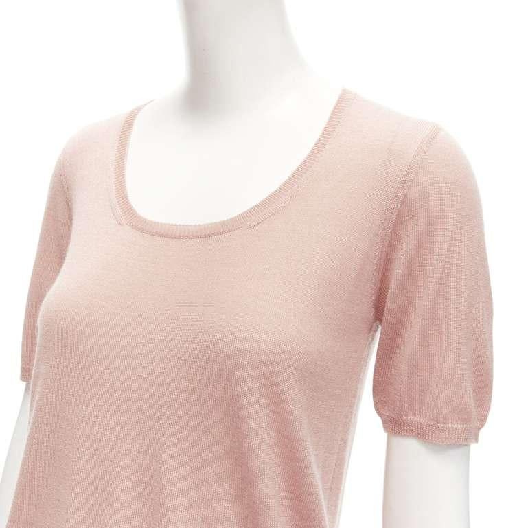 PRADA cashmere silk dusty pink short sleeves scoop neck sweater IT38 XS
Reference: LNKO/A02059
Brand: Prada
Designer: Miuccia Prada
Material: Cashmere, Silk
Color: Pink
Pattern: Solid
Closure: Pullover
Made in: Italy

CONDITION:
Condition: