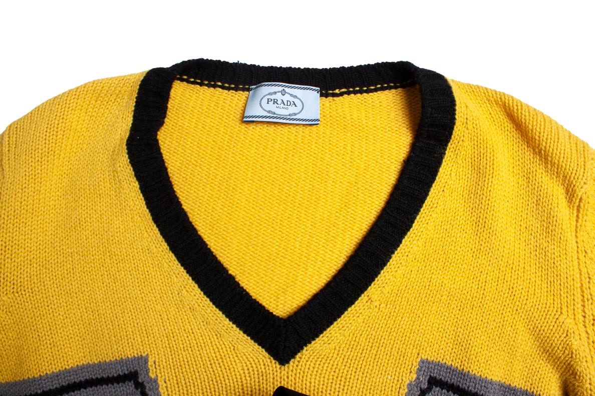 Prada, cashmere sweater in yellow and grey (SS16) The item is in good condition.

• CONDITION: good condition 

• SIZE: IT44 - M 

• MEASUREMENTS: length 64 cm, width 63 cm, waist 54 cm, shoulder width 46 cm, arm length 69 cm

• MATERIAL: 100%