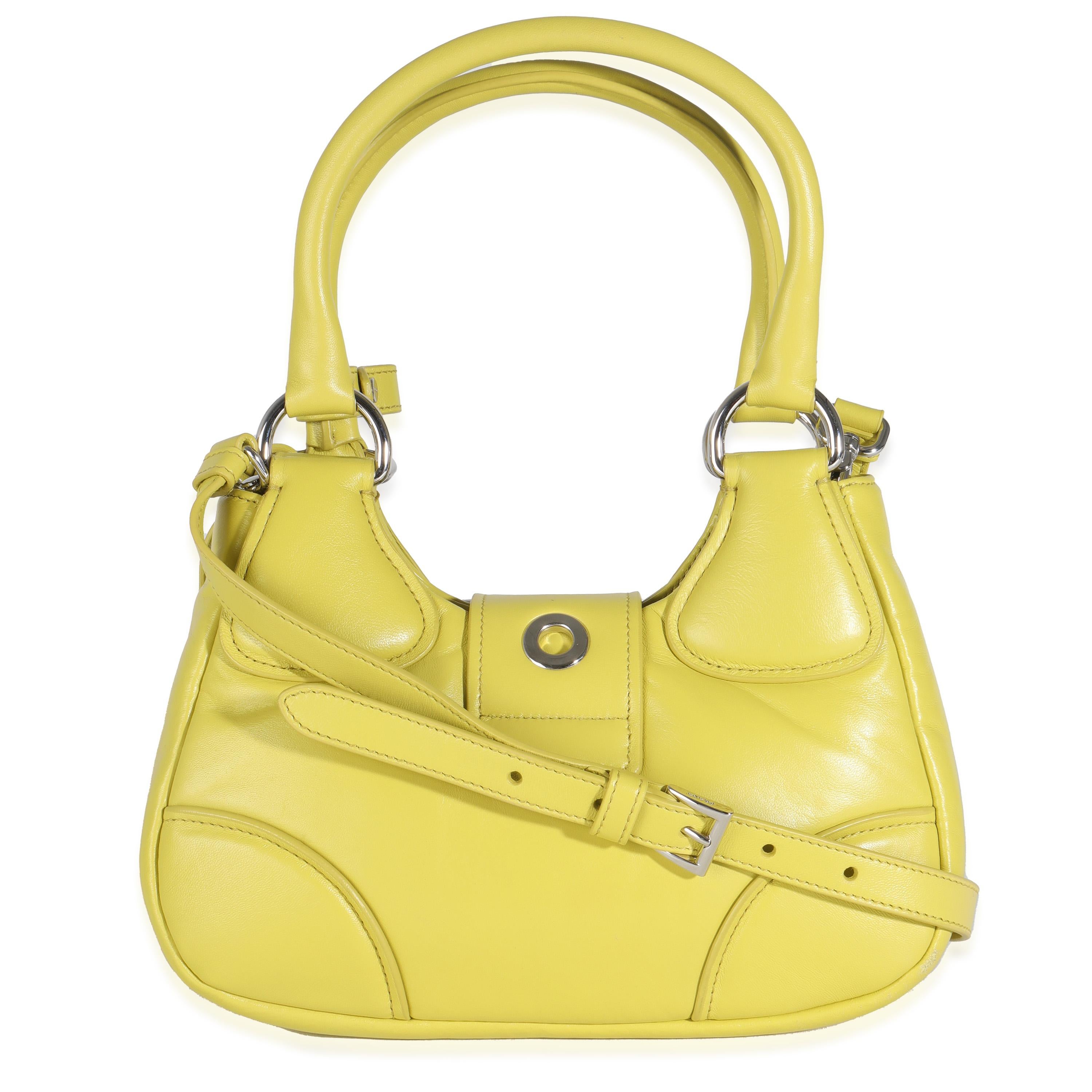 Titolo dell'elenco: Prada Cedro Nappa Soft Padded Re-Edition 2002 Moon Bag
SKU: 143958
MSRP: 2950.00 USD
Condizioni: Usato 
Condizioni della borsa: Molto buono
Commenti sulle condizioni: L'articolo è in ottime condizioni con lievi segni di usura.  