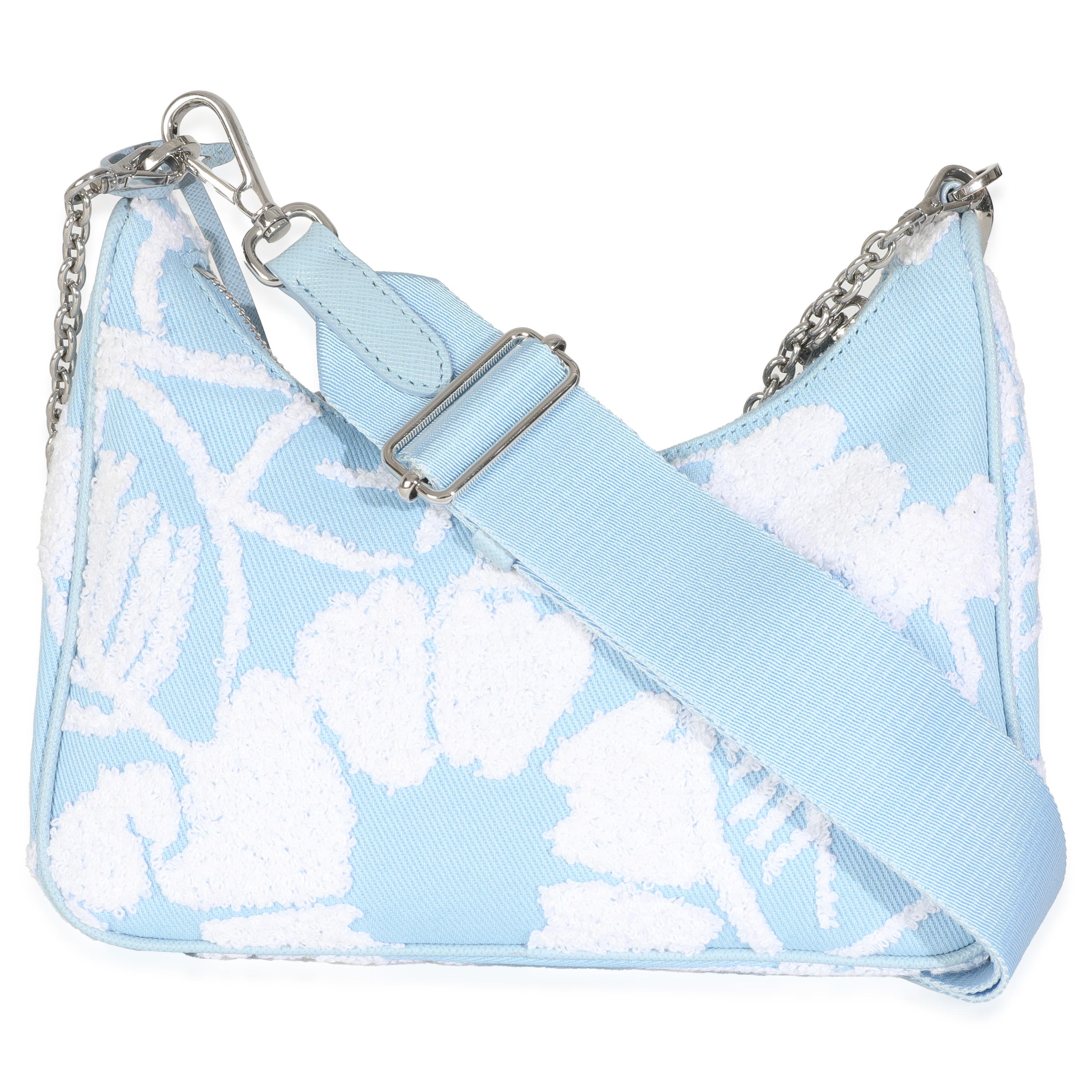 Auflistung Titel: Prada Celeste Weiß Nylon Drill Logo bestickt Re-Edition 2005 Tasche
SKU: 147280
Zustand: Gebraucht 
Beschreibung des Zustands: Nylon ist ein Synonym für Prada, seit das Haus in den 90er Jahren begann, den technischen Stoff zu