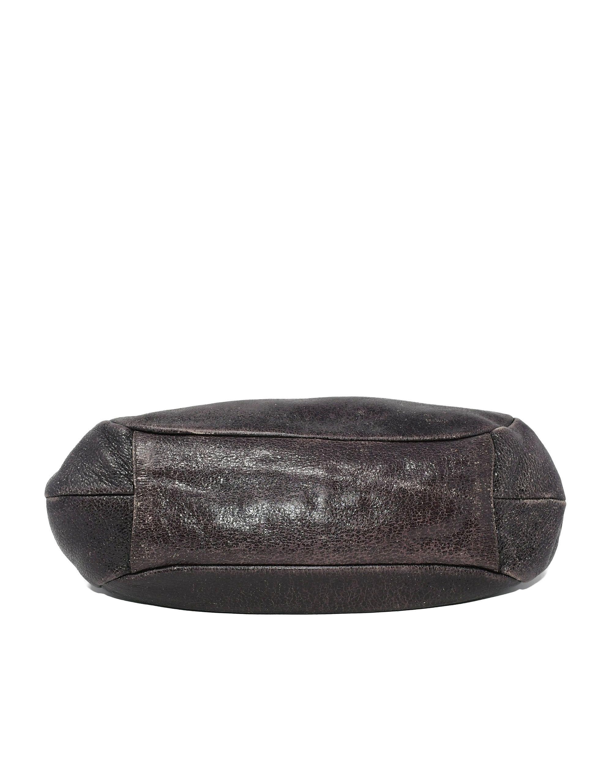 Ce rare sac à bandoulière Prada Cervo Lux évoque le glamour du début des années 2000 avec la signature italienne. Le cuir de cerf (cervo), d'un violet riche et irisé, brille subtilement à la lumière, ce qui lui confère un effet métallique liquide à