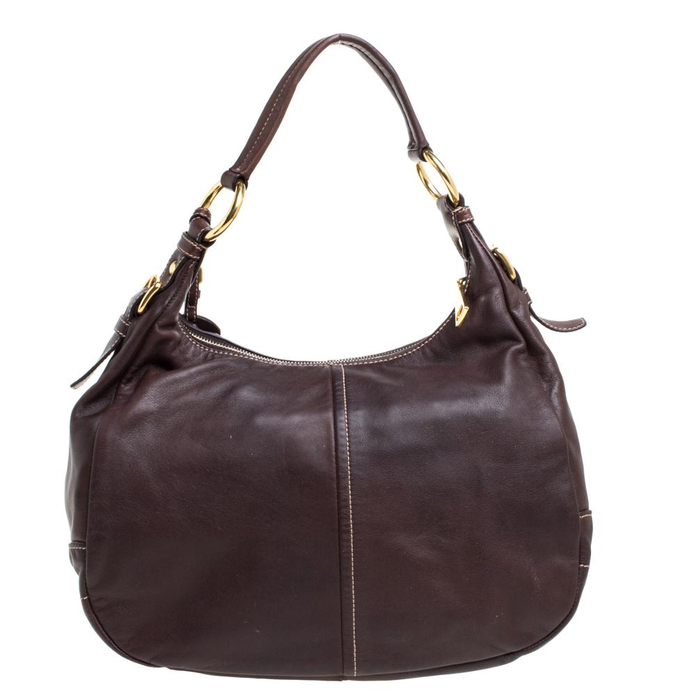 Questa meravigliosa borsa di Prada è tutto ciò di cui hai bisogno per migliorare il tuo look all'istante. La tonalità marrone si abbina perfettamente a qualsiasi abito di tua scelta, mentre la morbida pelle Vitello ti assicura un aspetto elegante e