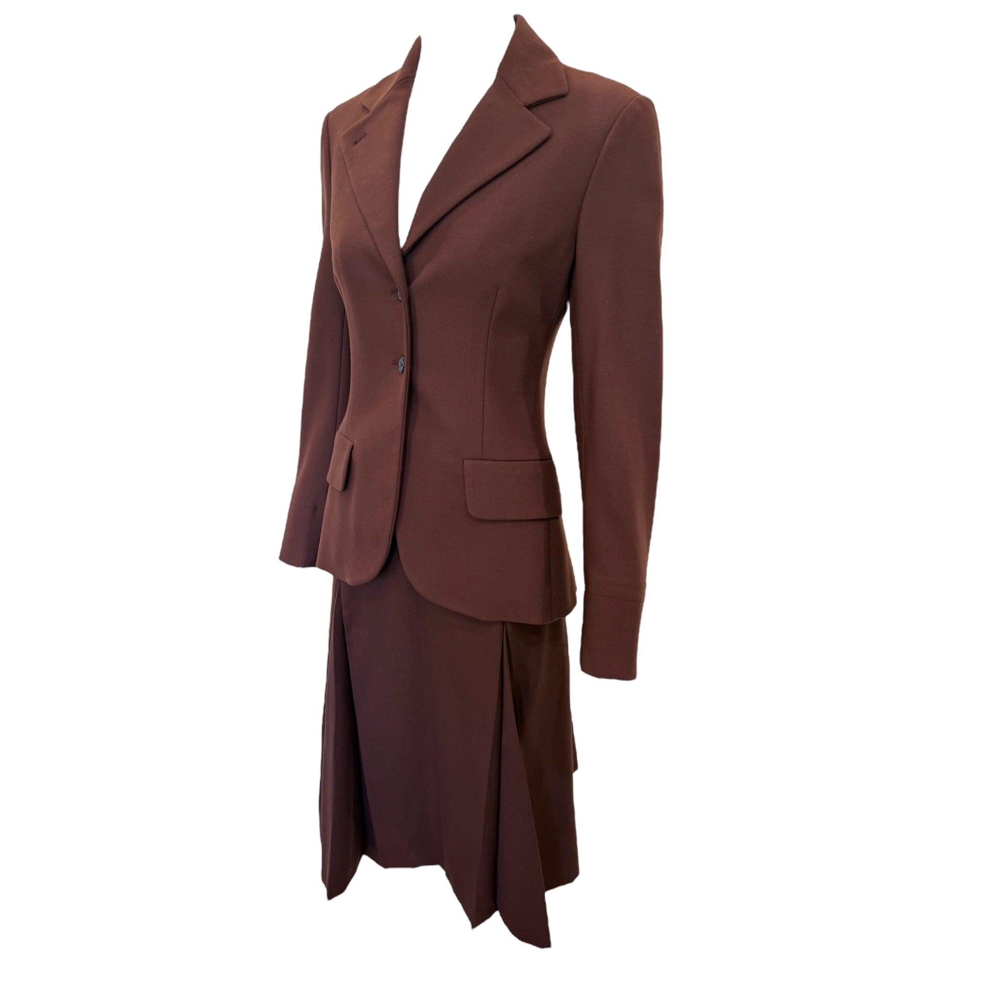 Tailleur con gonna marrone cioccolato di Prada 2000, presumibilmente dell'Autunno/Inverno 2001. Composto da un misto di lana vergine. Questo blazer dalla linea lunga presenta una chiusura a due bottoni, tasche con patta e una silhouette aderente. La