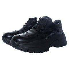 Prada, scarpe da ginnastica con tacco in nero