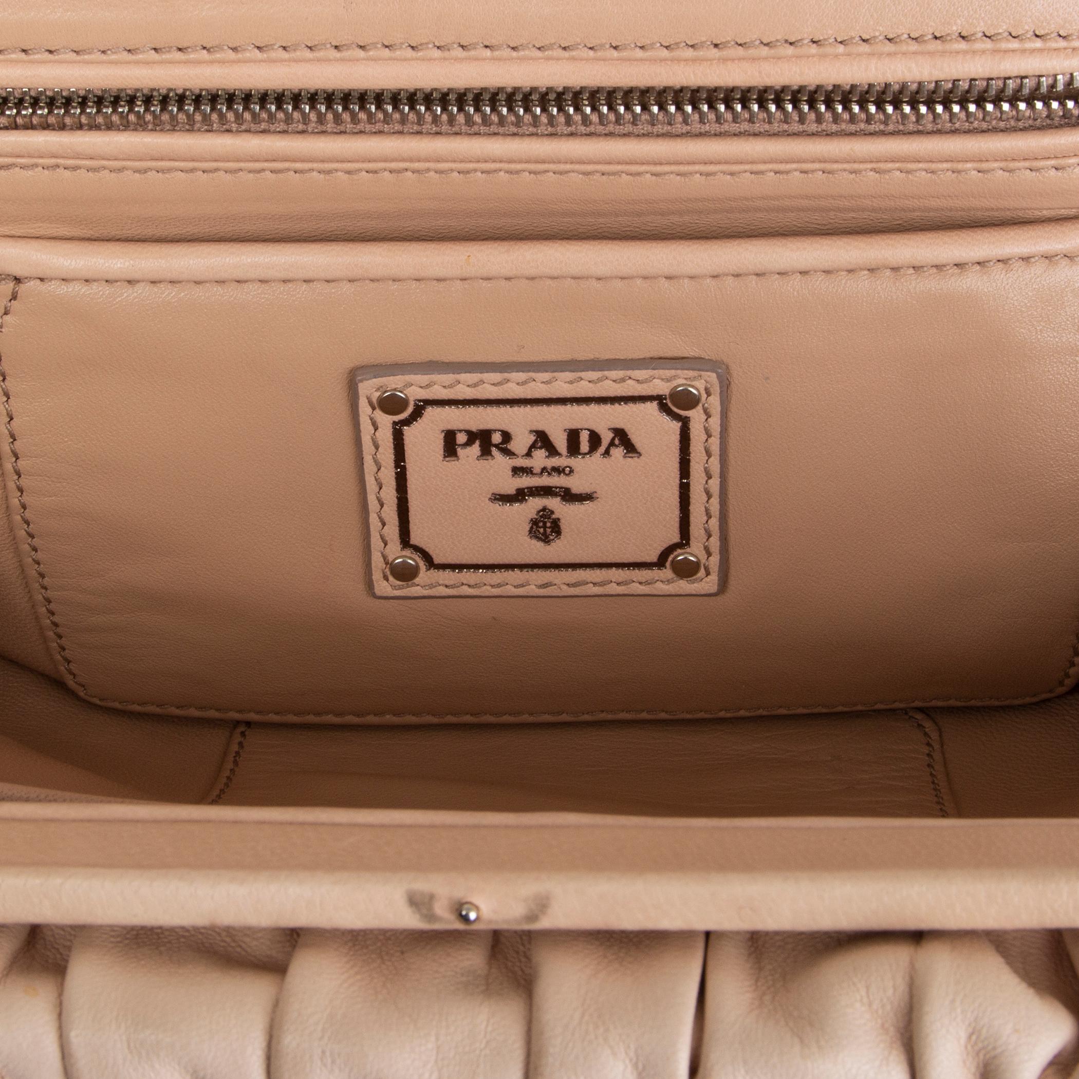 PRADA Cipria dusty rose Gaufre leather Frame Clutch Bag In Excellent Condition In Zürich, CH