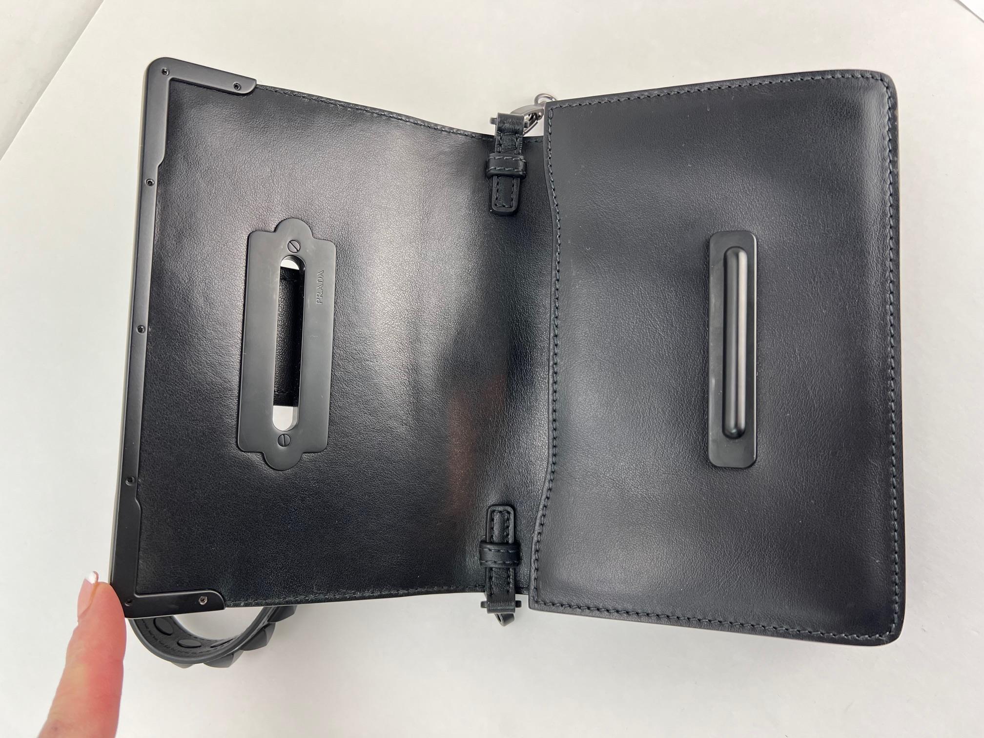 Prada City Bolso Cahier Crossbody de piel de becerro saffiano con tachuelas Negro en venta 6
