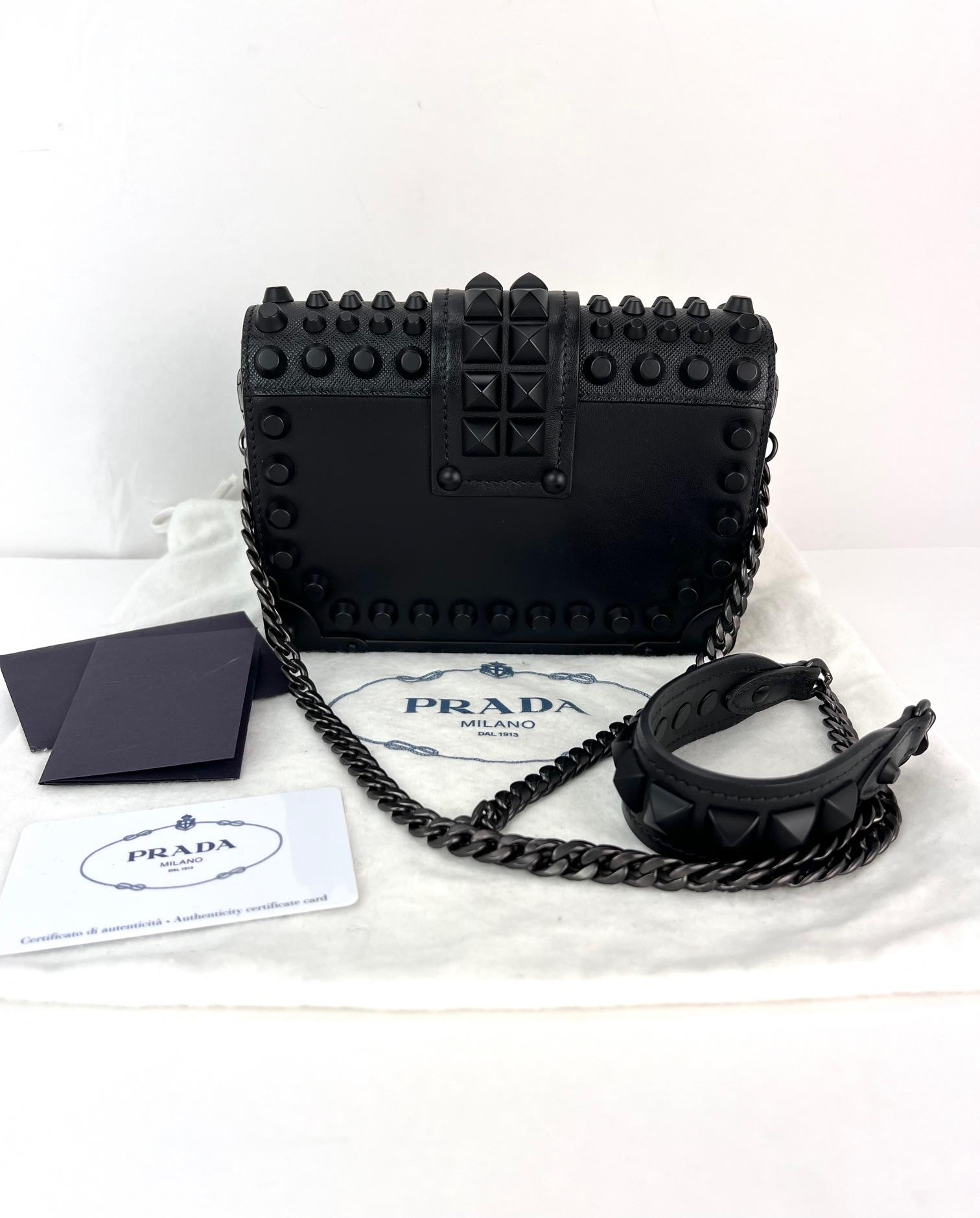 Prada City Bolso Cahier Crossbody de piel de becerro saffiano con tachuelas Negro en venta 7