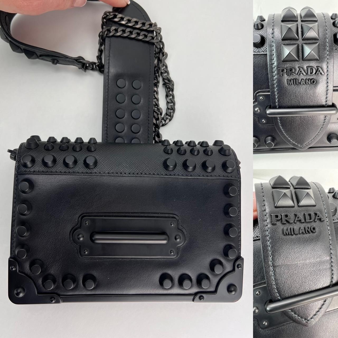 Bolso de mano Cahier Crossbody de piel de becerro saffiano con tachuelas Prada City
Descubre la combinación perfecta de estilo y funcionalidad con el bolso de mano Cahier Crossbody con tachuelas de piel de becerro saffiano Prada City. Este bolso de