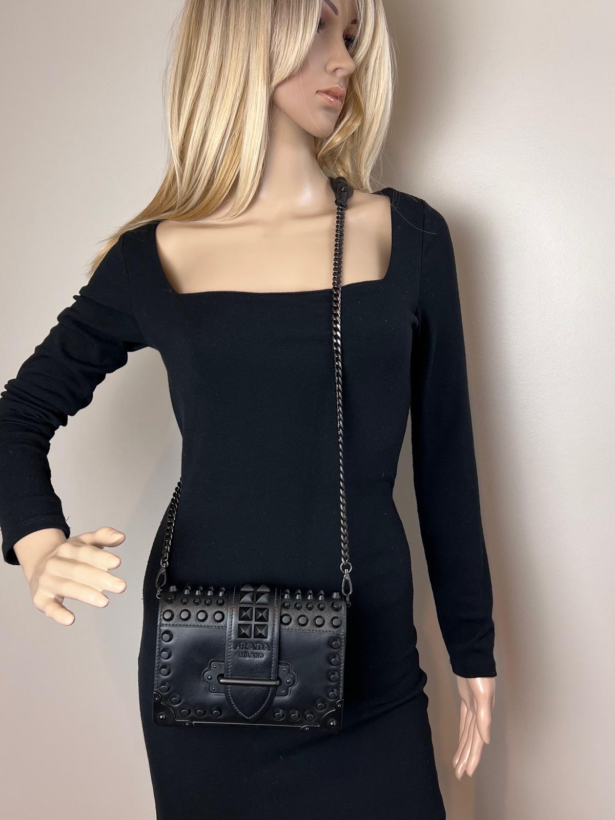 Prada City Bolso Cahier Crossbody de piel de becerro saffiano con tachuelas Negro en venta 1