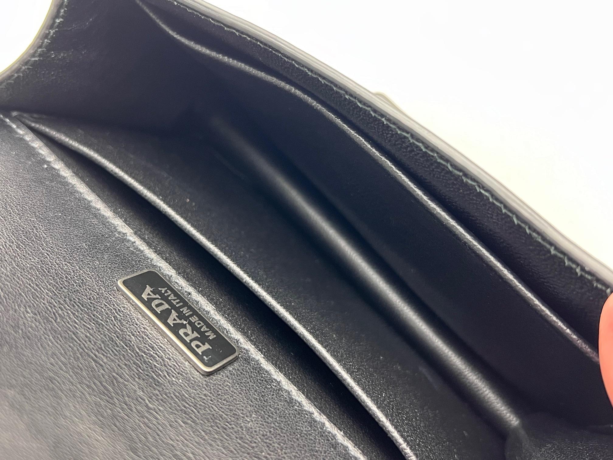 Prada City Bolso Cahier Crossbody de piel de becerro saffiano con tachuelas Negro en venta 3