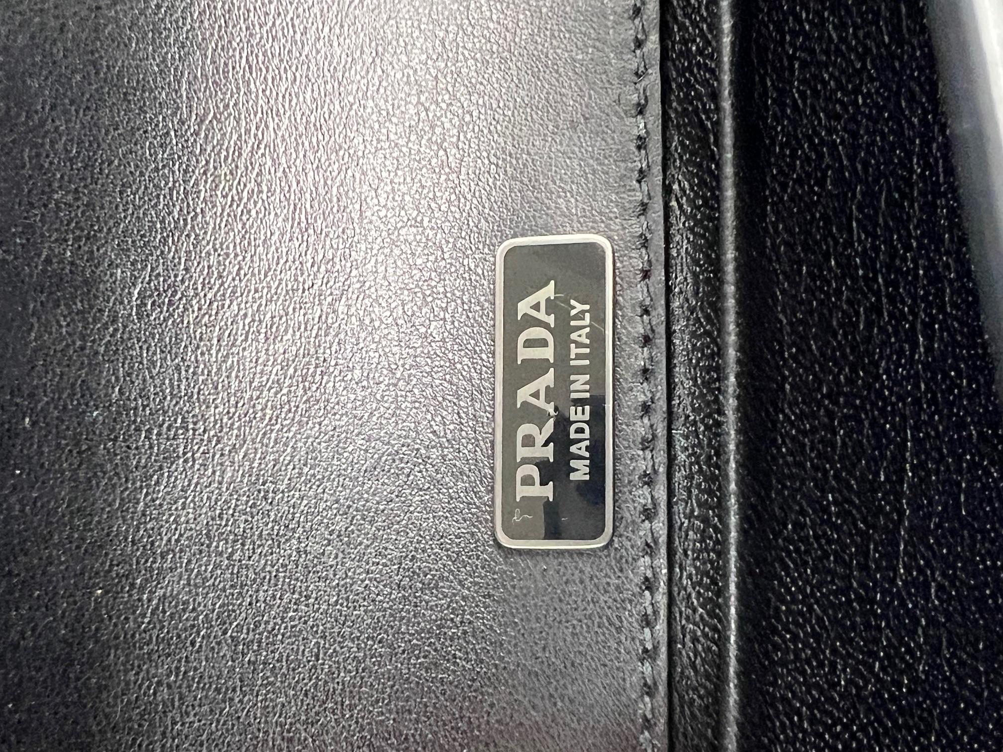 Prada City Bolso Cahier Crossbody de piel de becerro saffiano con tachuelas Negro en venta 4