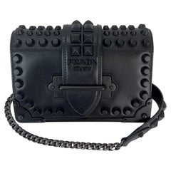 Prada City Bolso Cahier Crossbody de piel de becerro saffiano con tachuelas Negro