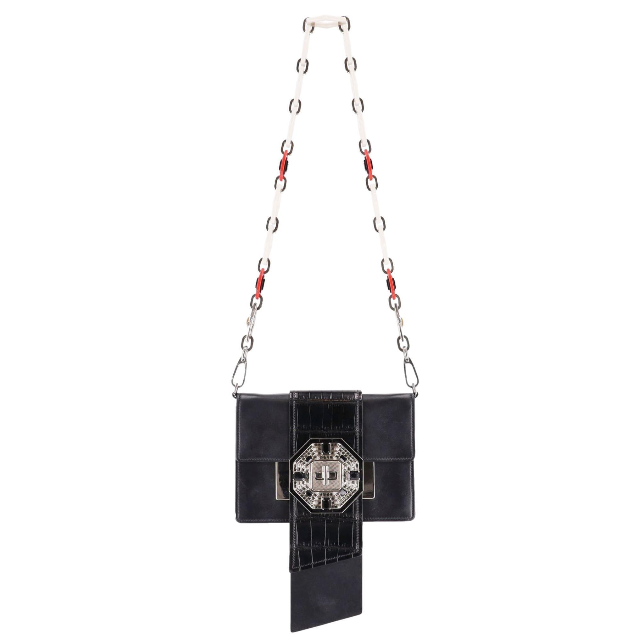 Borsa Prada City con nastro in pelle e cristalli con tracolla in resina e cristalli

Borsa City nera realizzata in pelle di vitello con un pannello in rilievo in coccodrillo sulla patta centrale con nastro.

Impreziosito da un grappolo di cristalli
