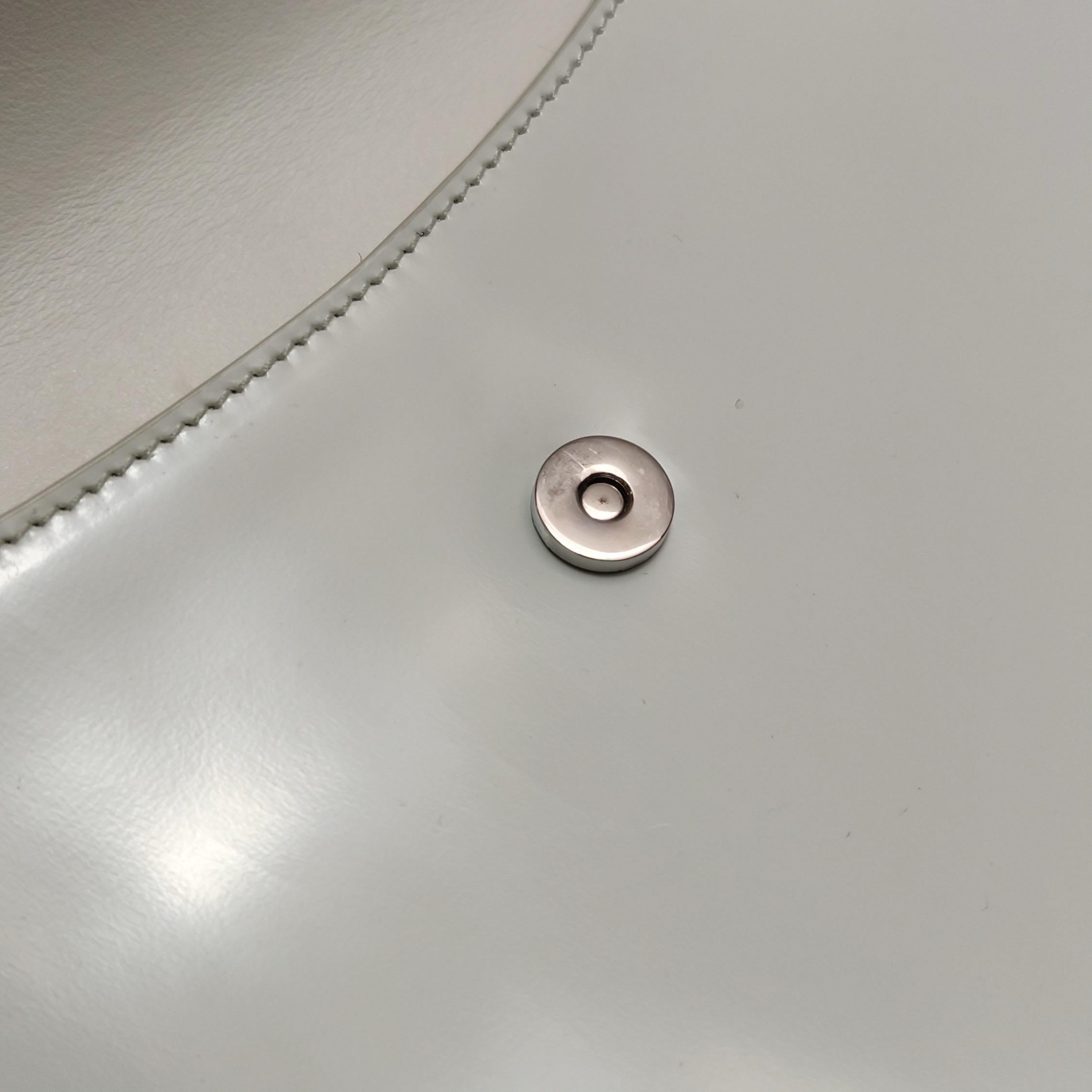 Borsa a tracolla Cleo Flap di Prada in pelle bianca in vendita 7