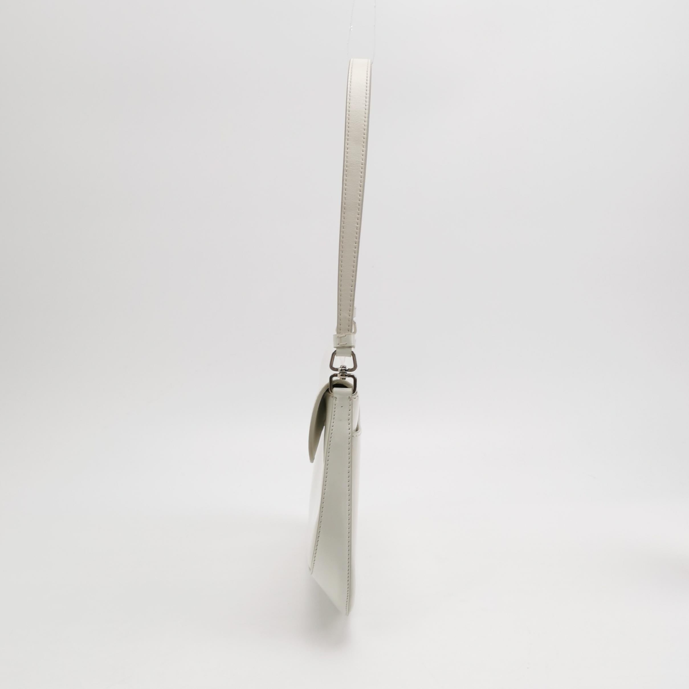 Grigio Borsa a tracolla Cleo Flap di Prada in pelle bianca in vendita