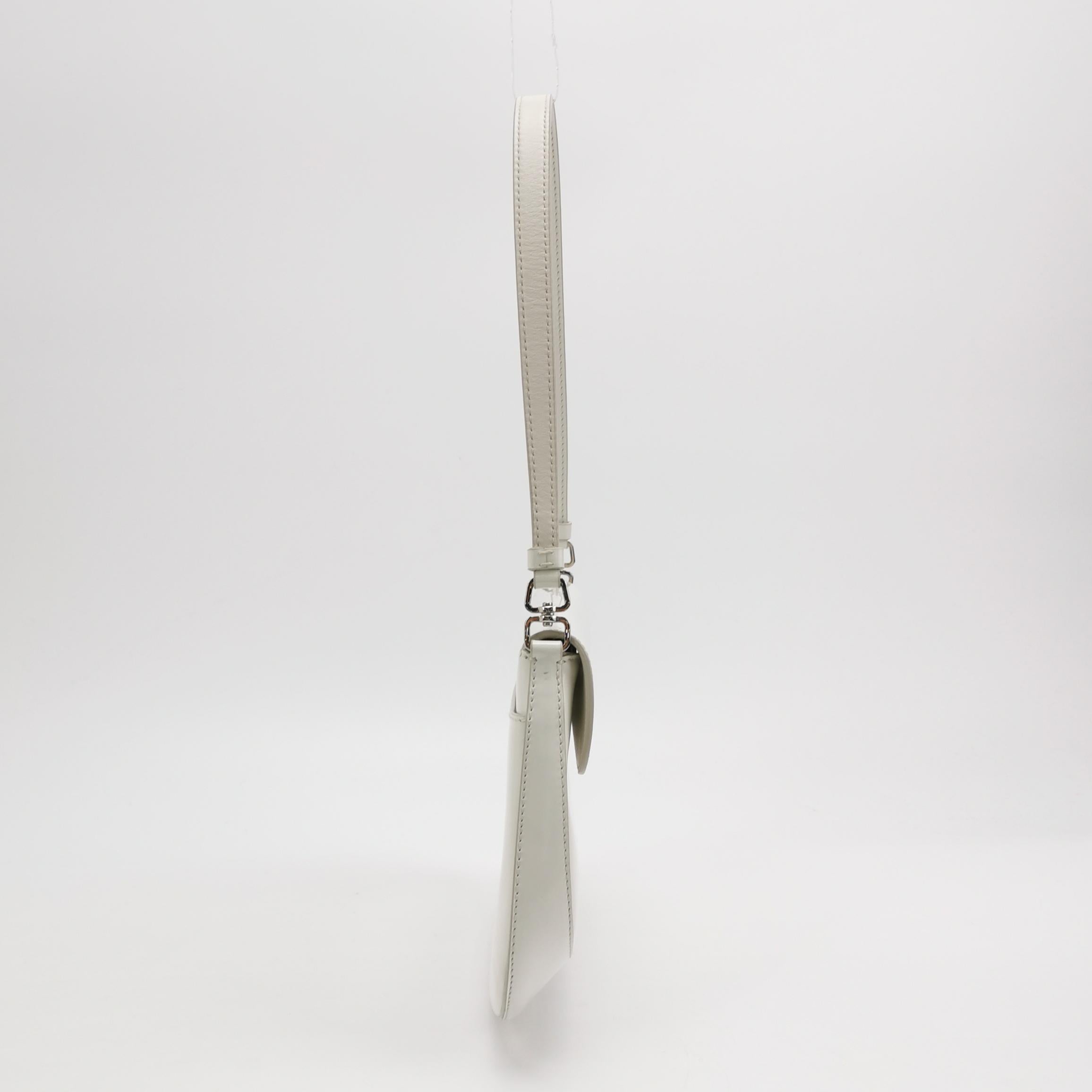 Borsa a tracolla Cleo Flap di Prada in pelle bianca In condizioni buone in vendita a AUBERVILLIERS, FR