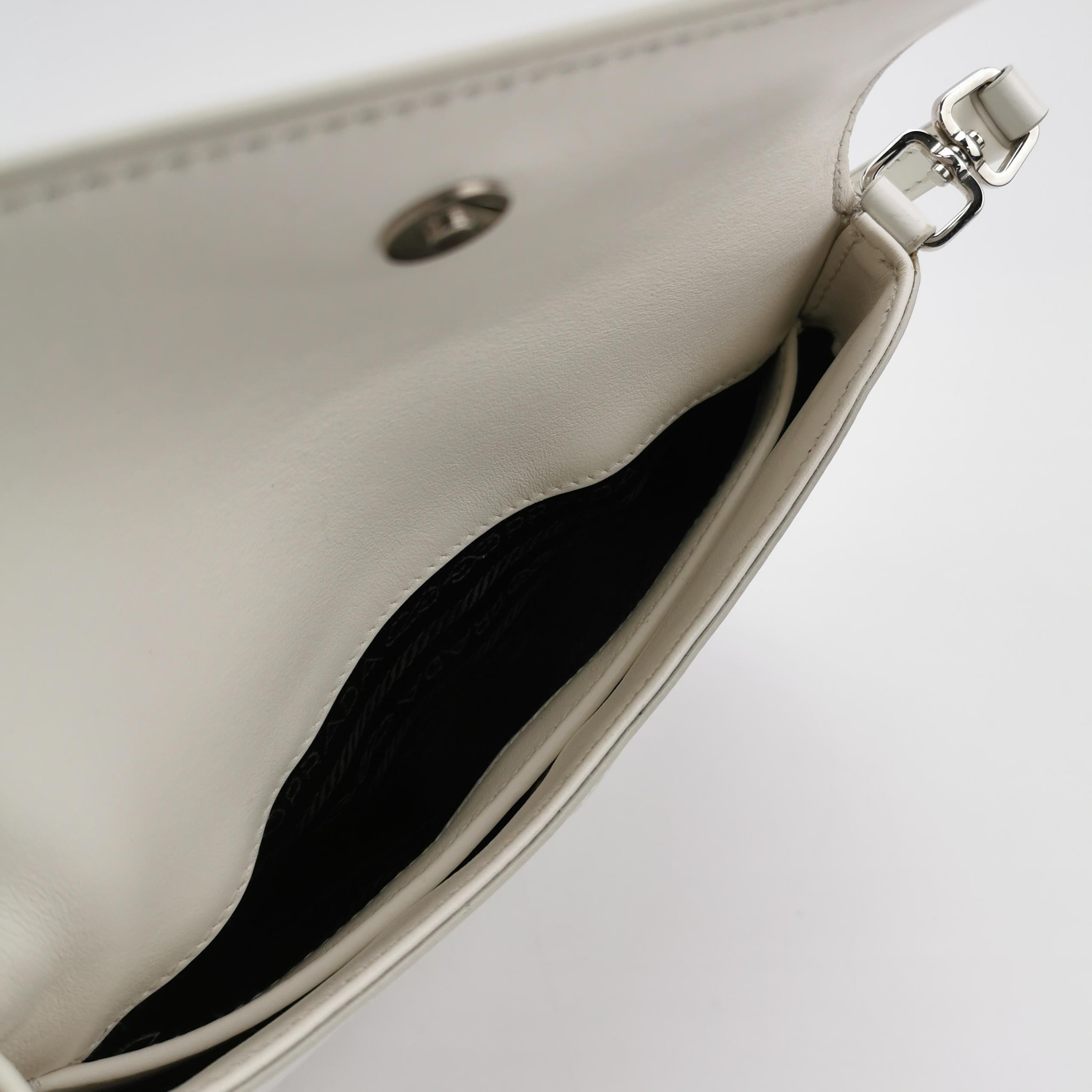Donna Borsa a tracolla Cleo Flap di Prada in pelle bianca in vendita