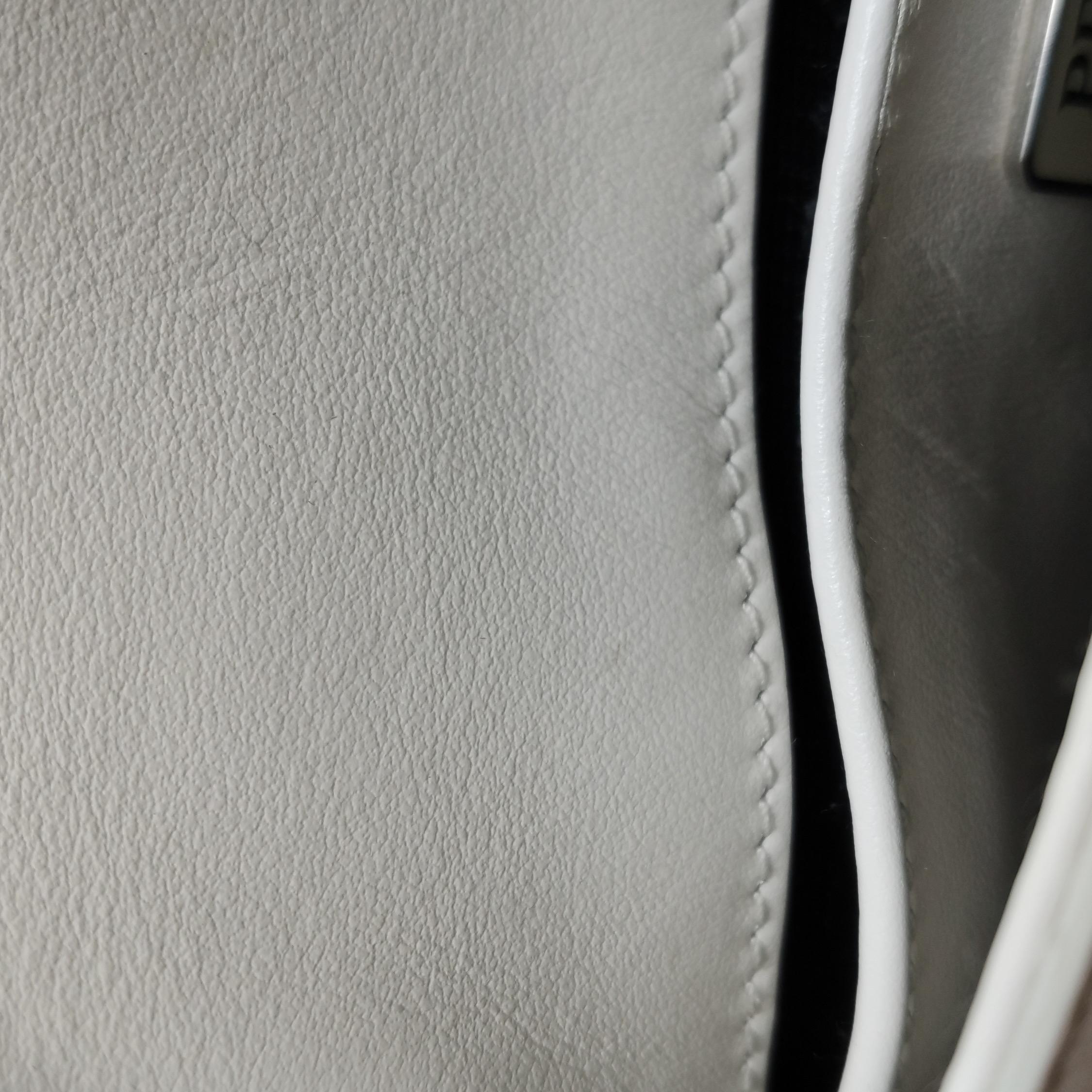 Borsa a tracolla Cleo Flap di Prada in pelle bianca in vendita 3