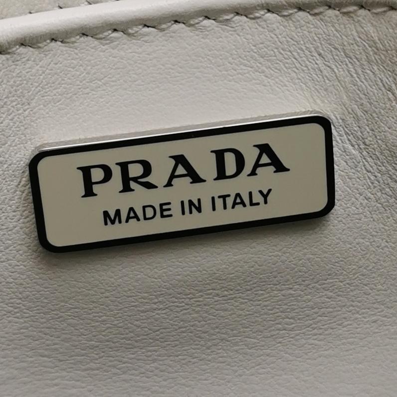 Borsa a tracolla Cleo Flap di Prada in pelle bianca in vendita 4